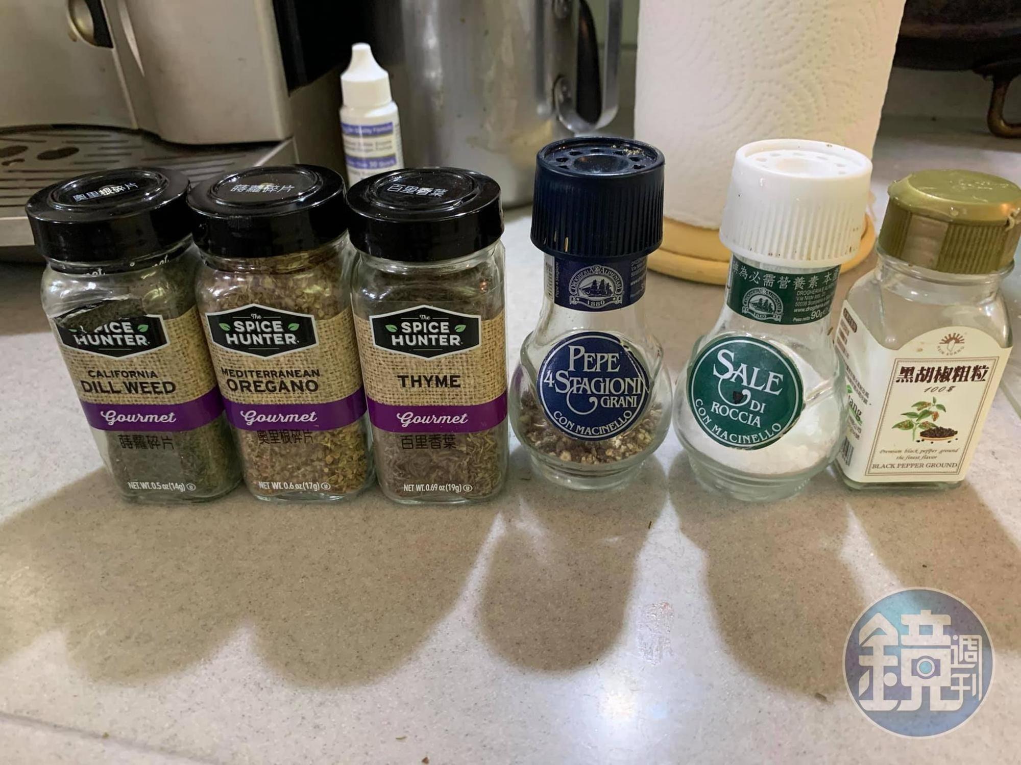 今天用這些香料，最右邊內裝芥末椒鹽。