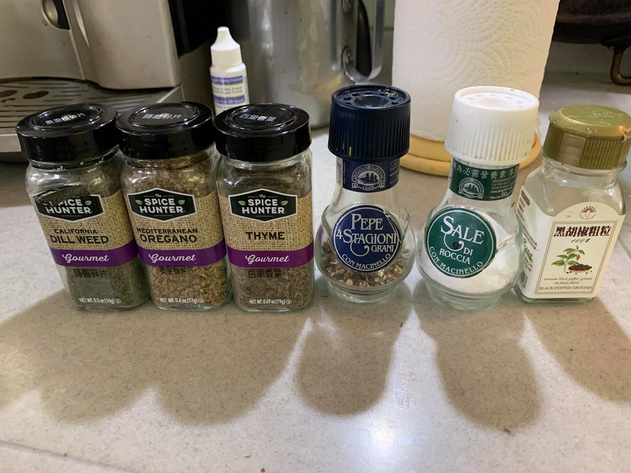 今天用這些香料，最右邊內裝芥末椒鹽。