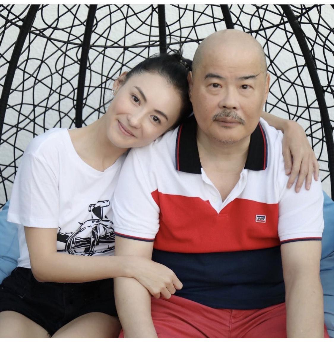 張栢芝坦言從小父親離婚，但一家依舊親密，最愛跟爸爸聊心事，2) 張栢芝坦言從小父親離婚，但一家依舊親蜜，最愛跟爸爸聊心事，（張栢芝微博）