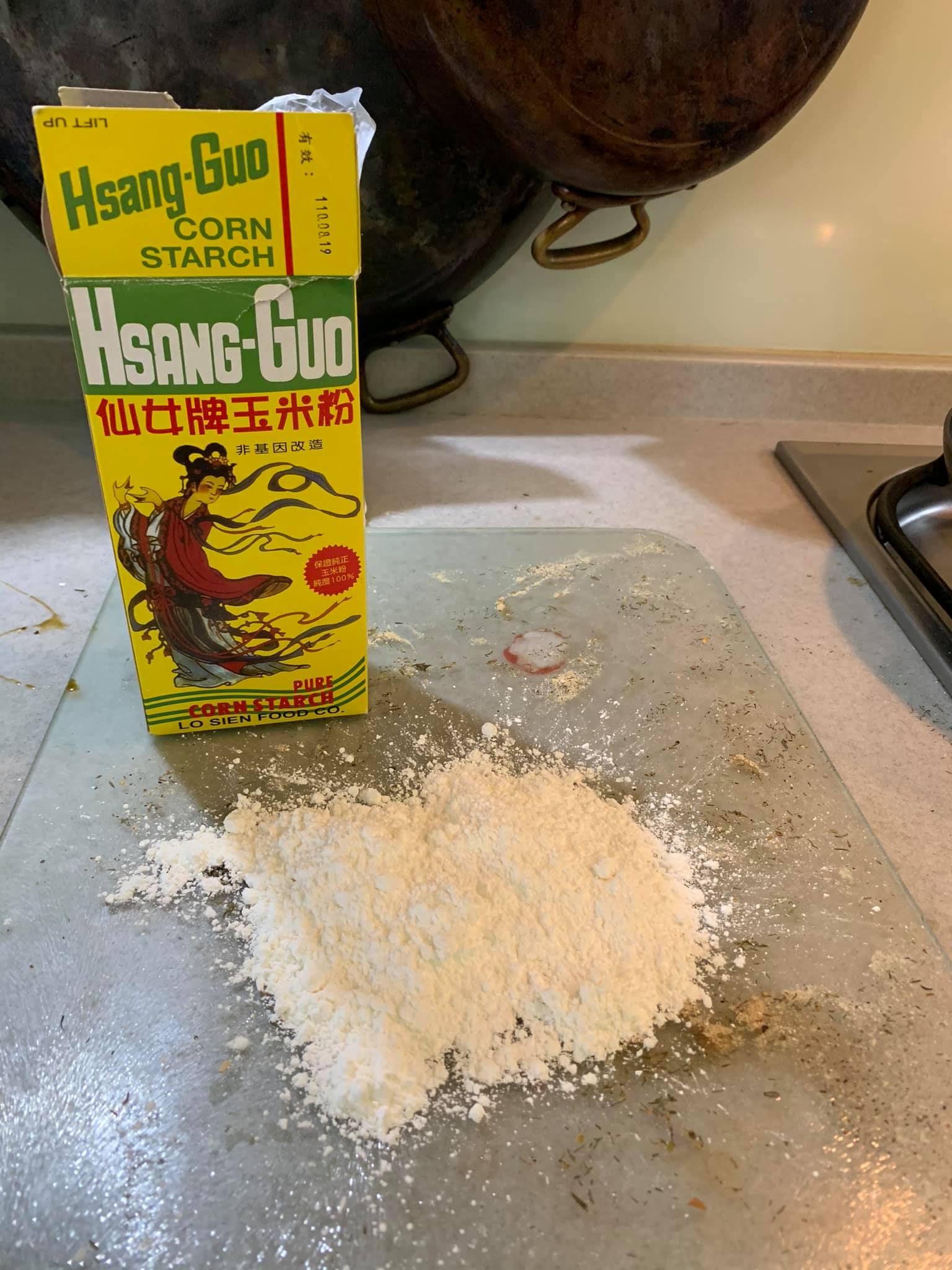 預備玉米粉做蘸粉。