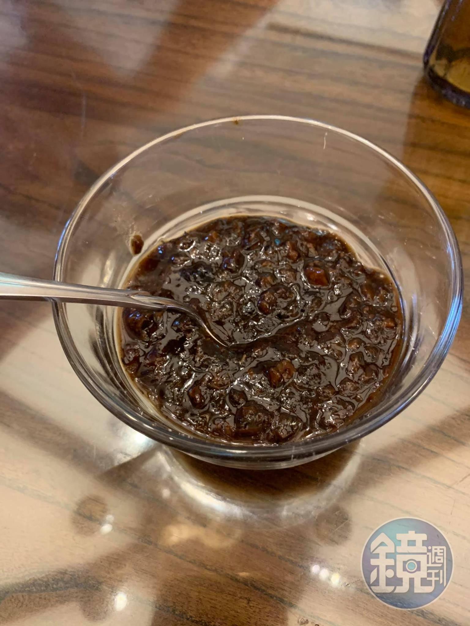 燉煮好的牛肝菌醬。