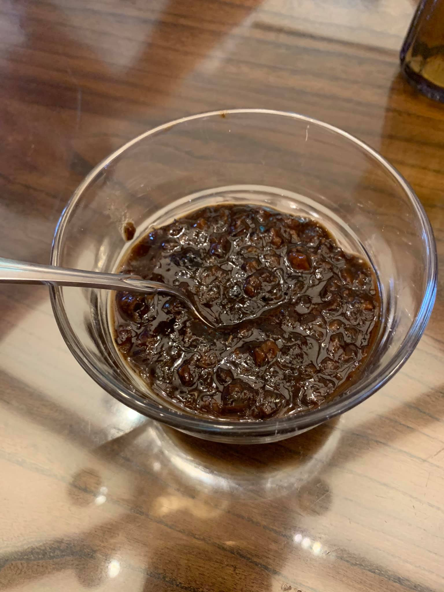 燉煮好的牛肝菌醬。