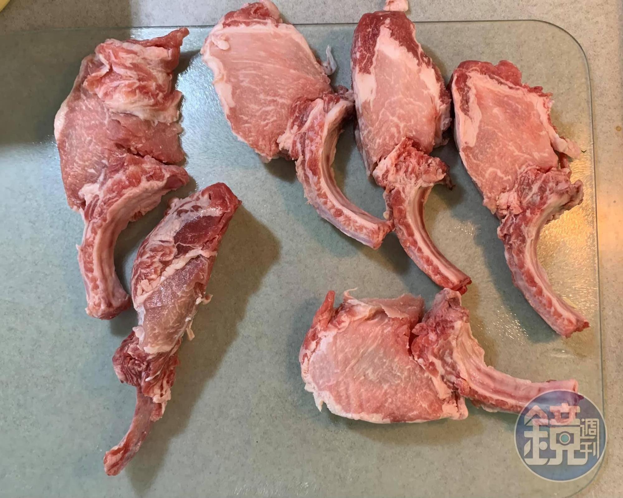 將帶骨伊比利豬切成6片。