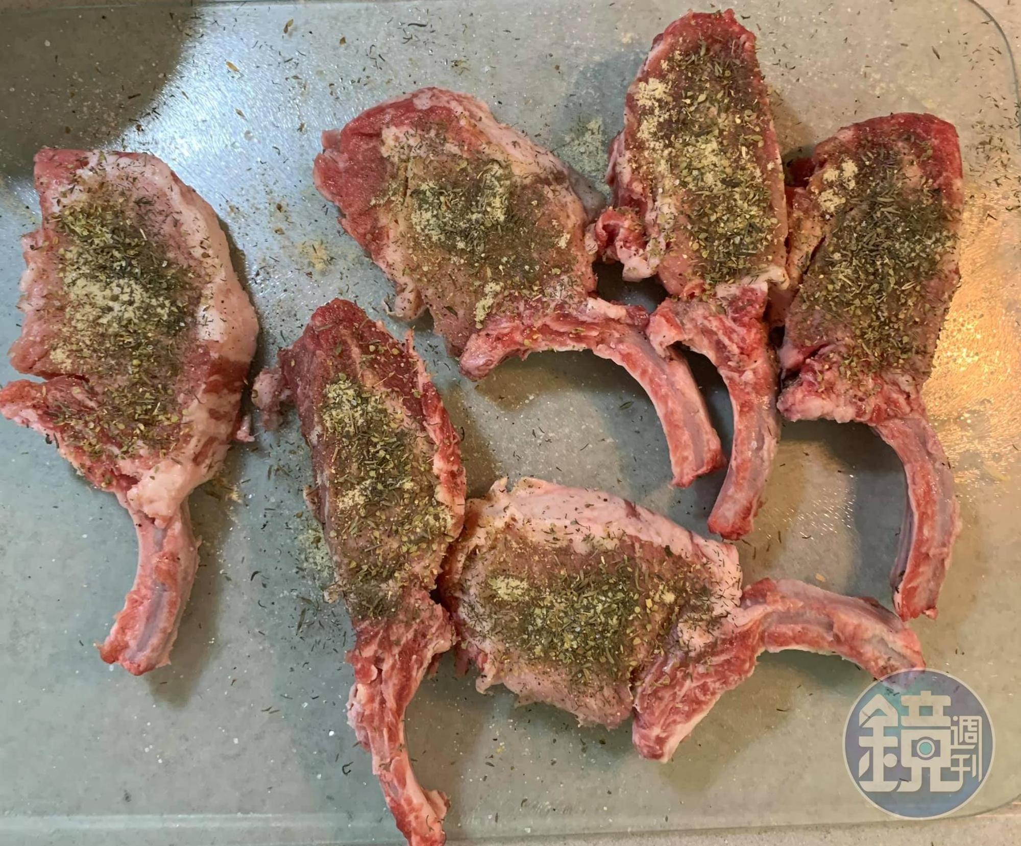 以香料醃入味，至少需1小時。
