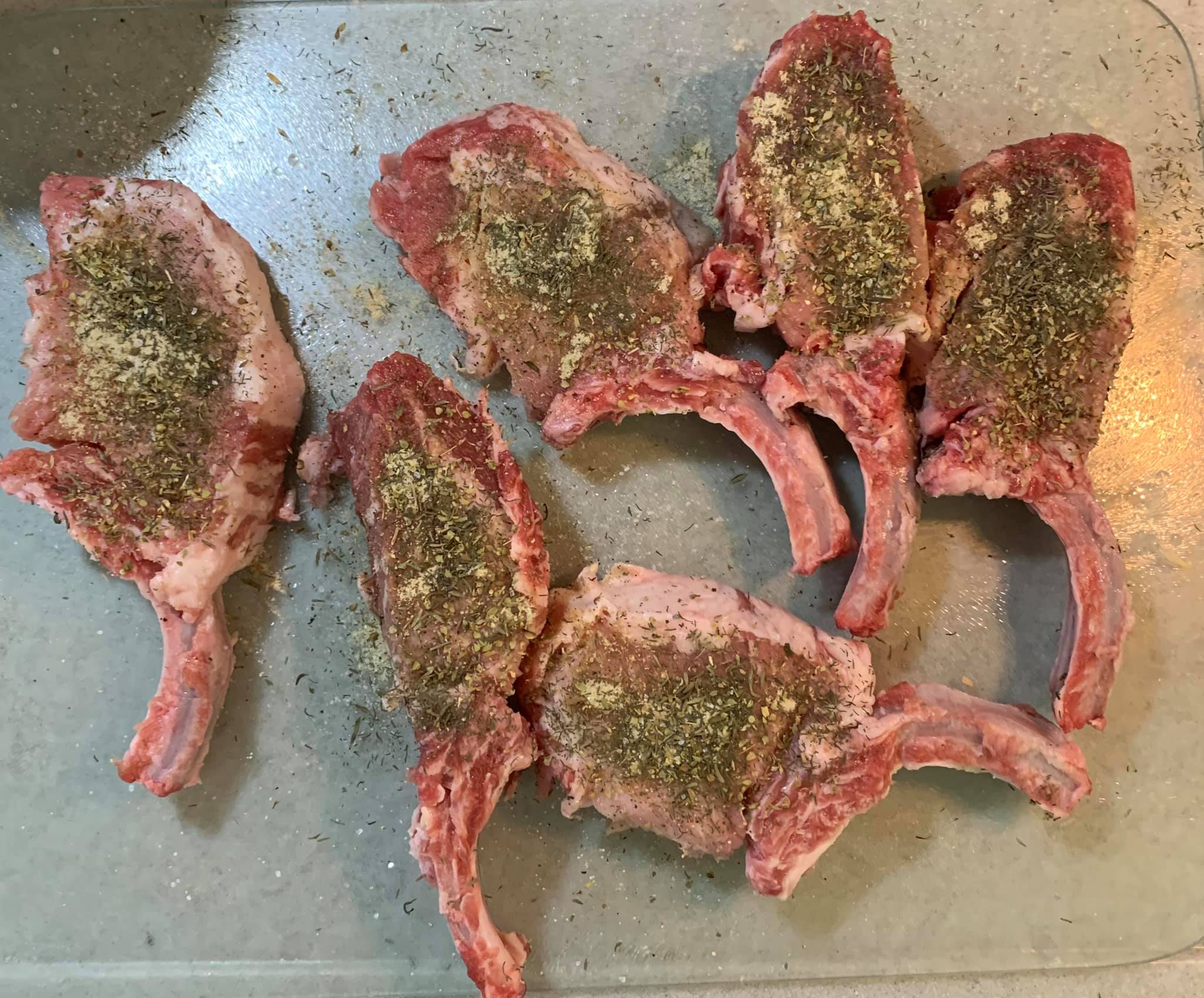 以香料醃入味，至少需1小時。