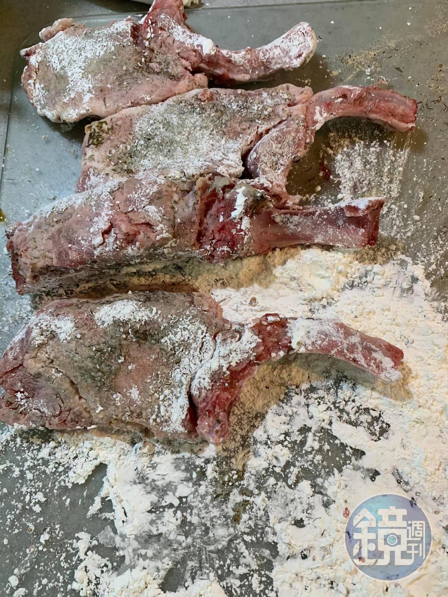 將豬排兩面及側邊都蘸上玉米粉。