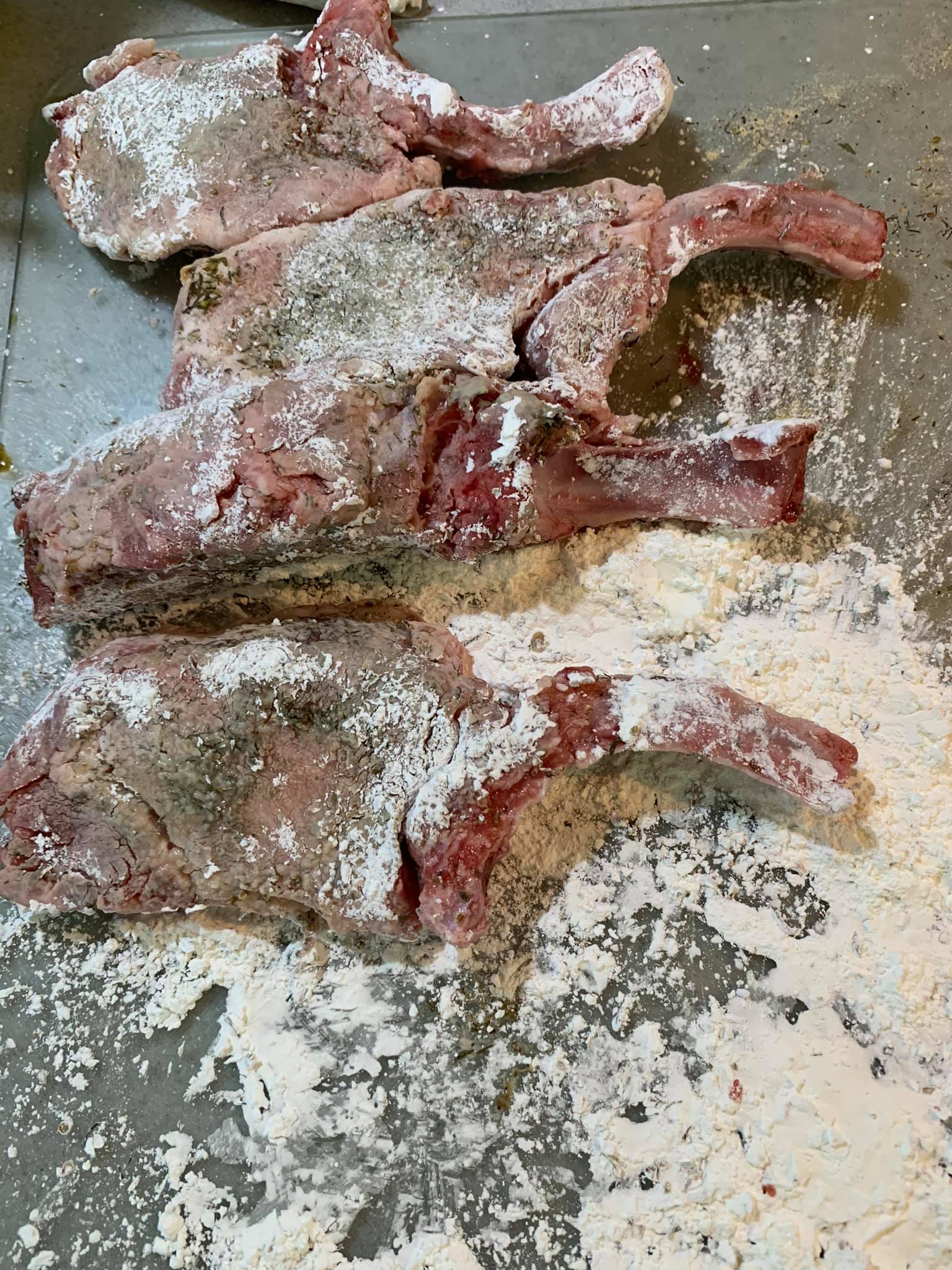 將豬排兩面及側邊都蘸上玉米粉。