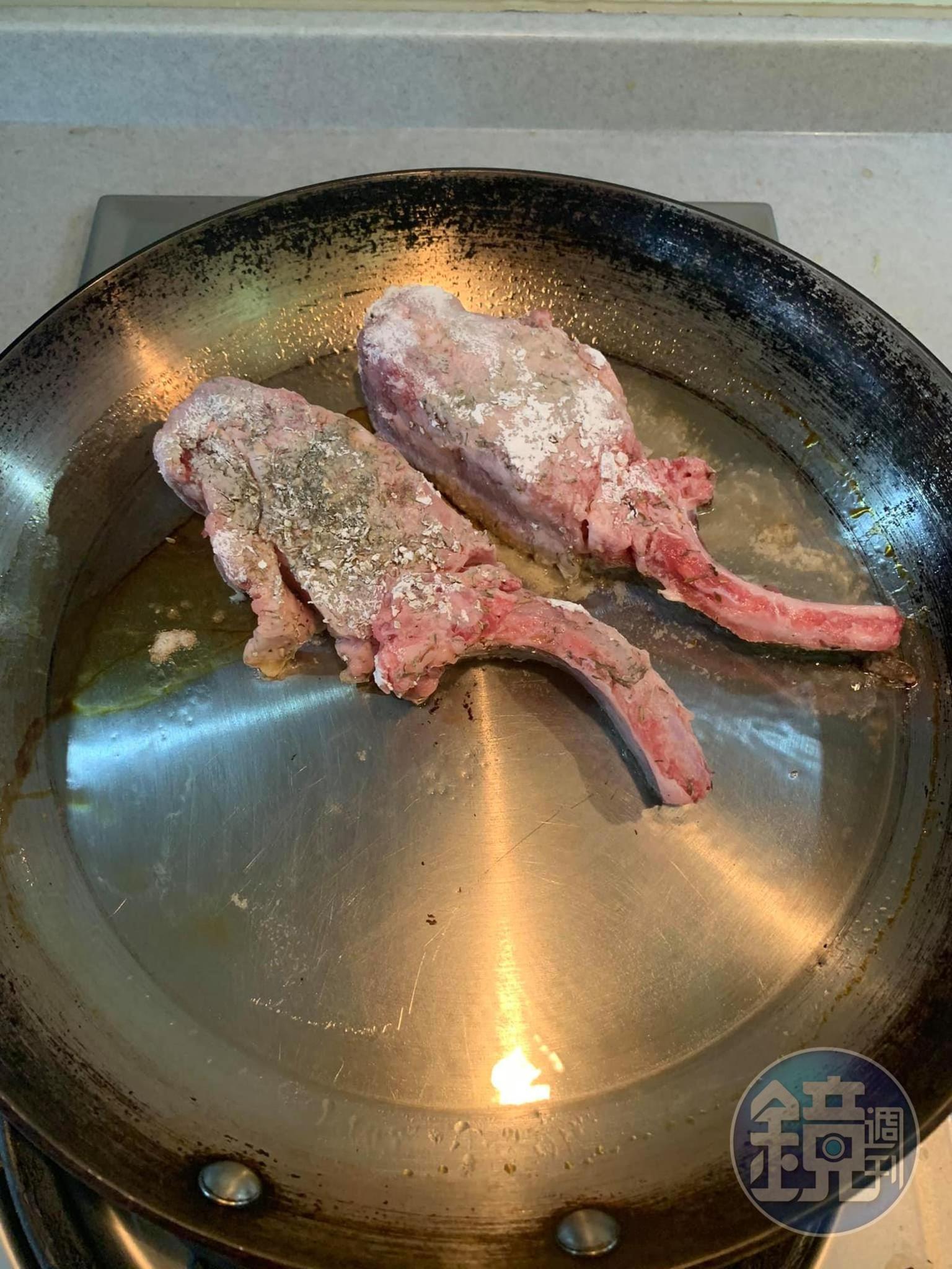 熱油鍋開始煎肉。