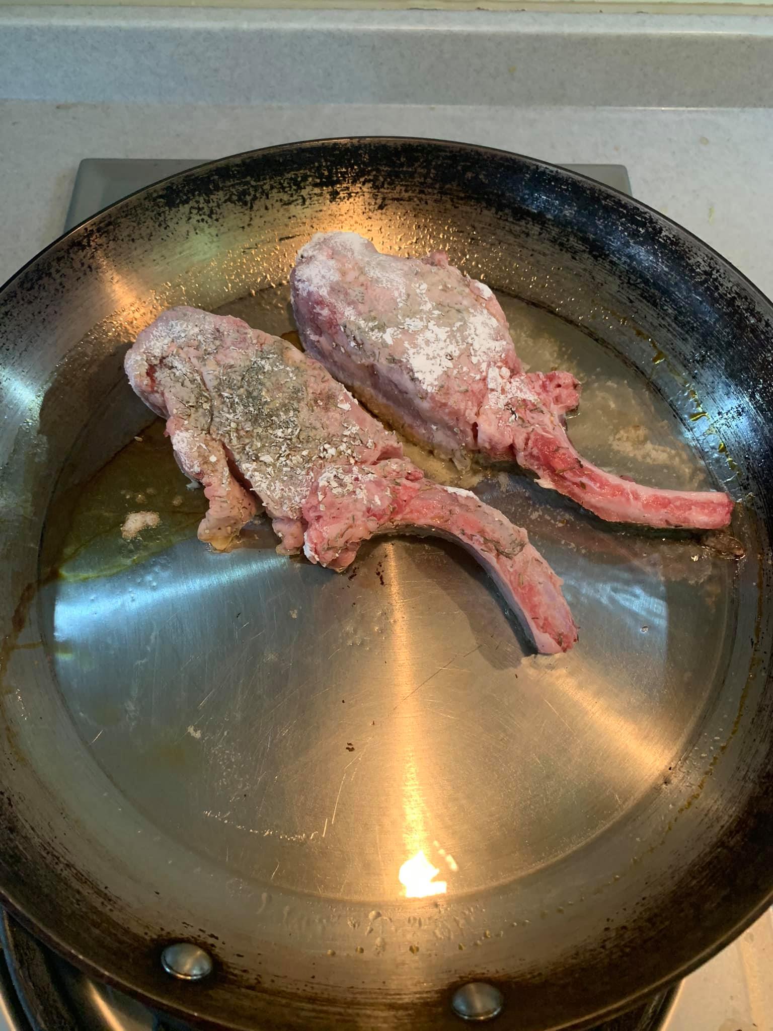 熱油鍋開始煎肉。