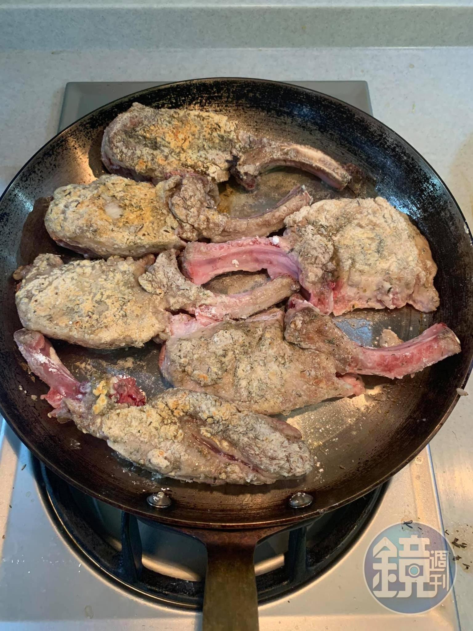 煎至表面酥脆。