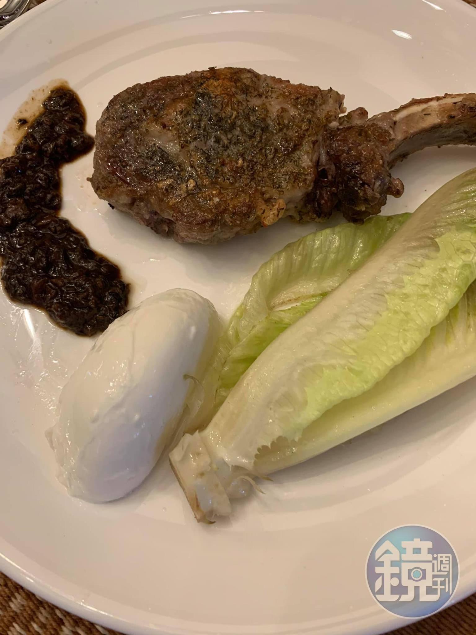 煎烤伊比利豬上桌，用莫扎瑞拉水牛起司、蘿蔓及牛肝菌醬搭配。