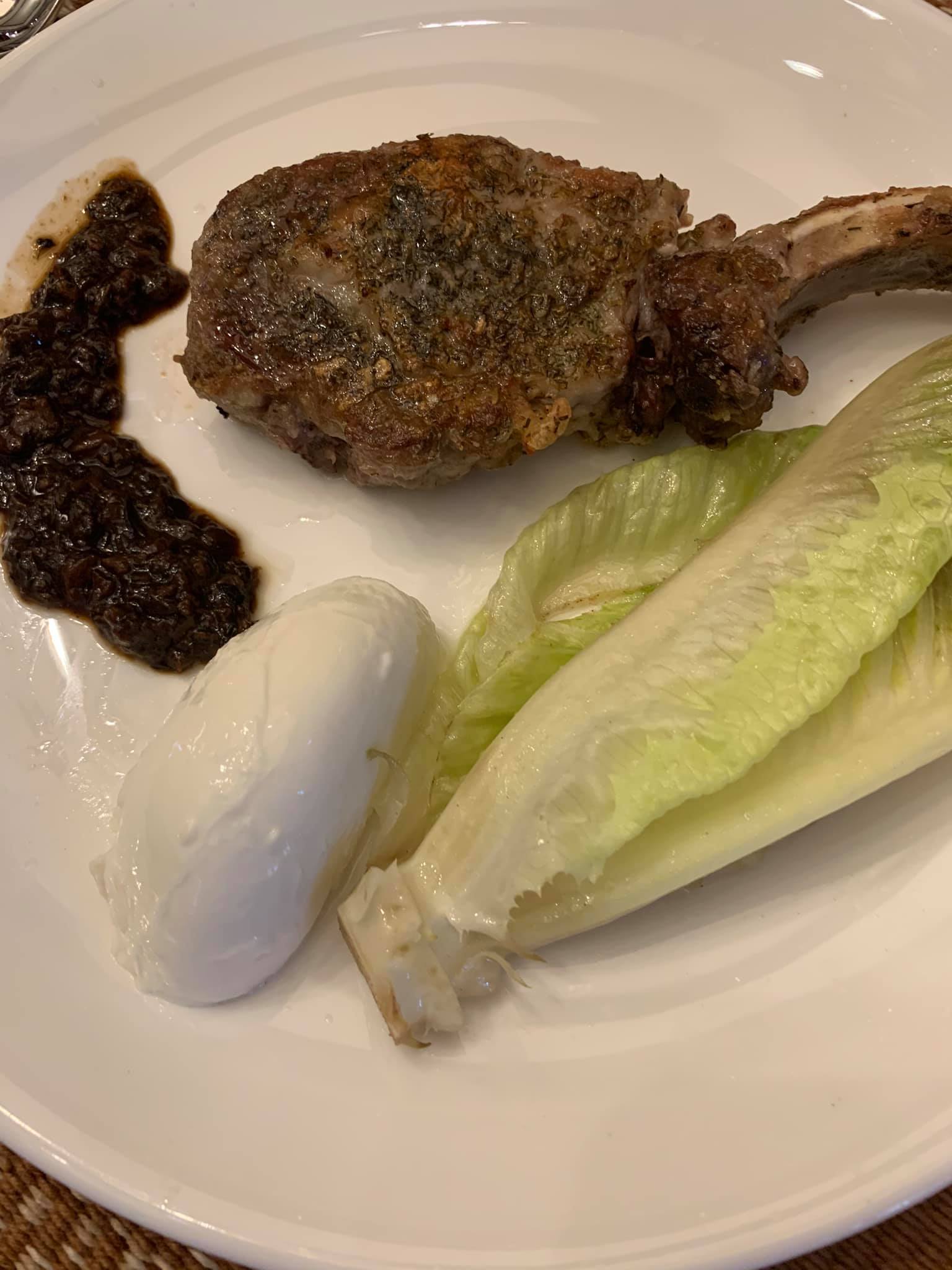 煎烤伊比利豬上桌，用莫扎瑞拉水牛起司、蘿蔓及牛肝菌醬搭配。