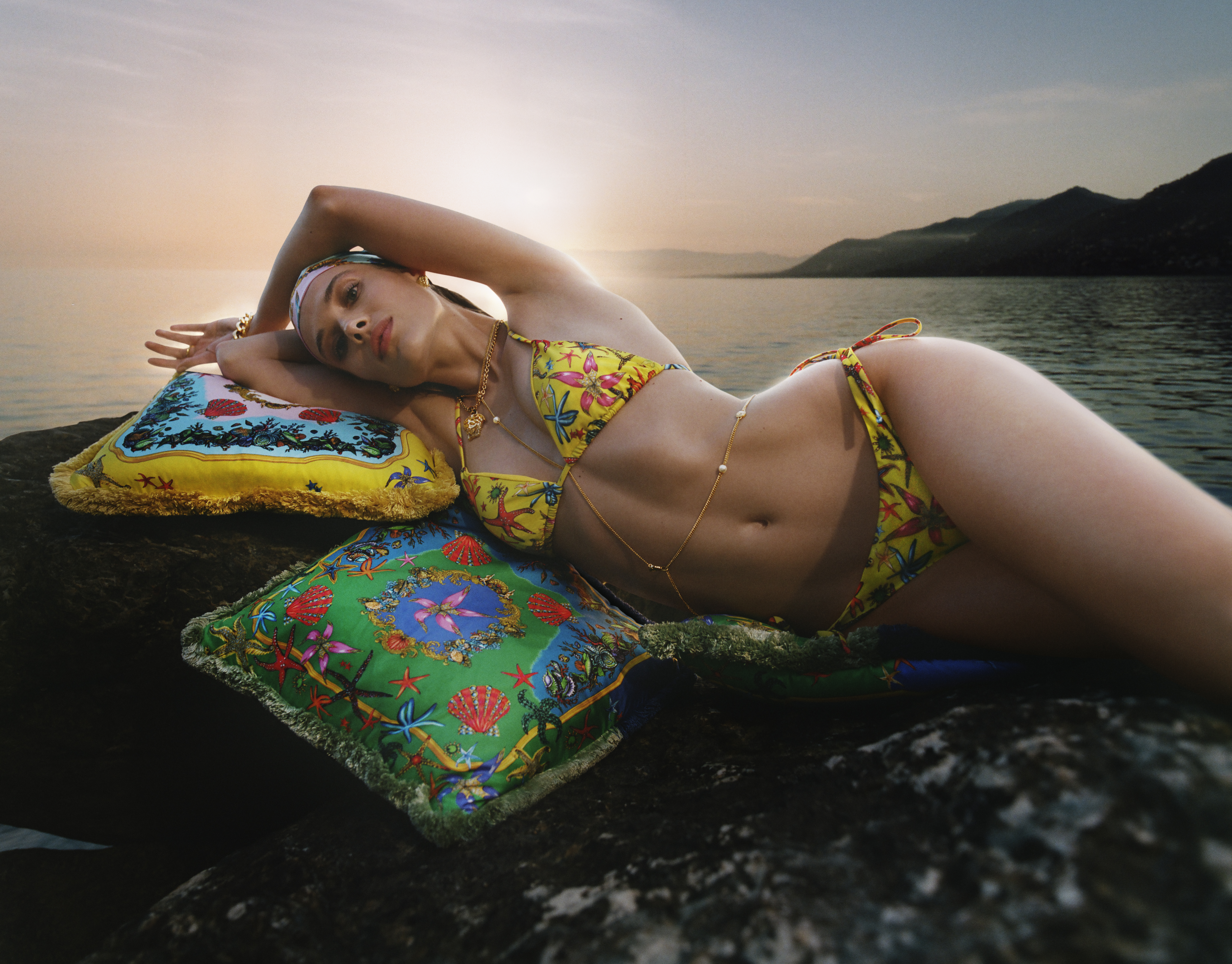 VERSACE推出 LA VACANZA 限定宣傳廣告由攝影師Camille Summers-Valli掌鏡。（VERSACE提供）