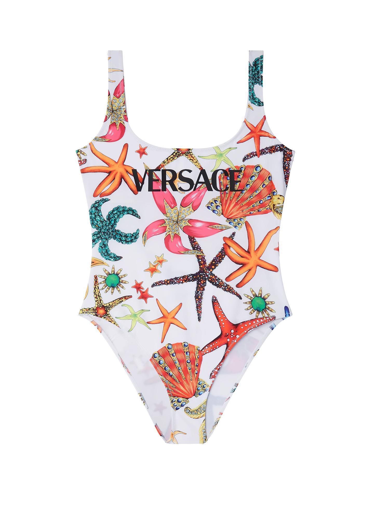 白色印花連身泳衣 NT$18,000 VERSACE。(VERSACE提供)