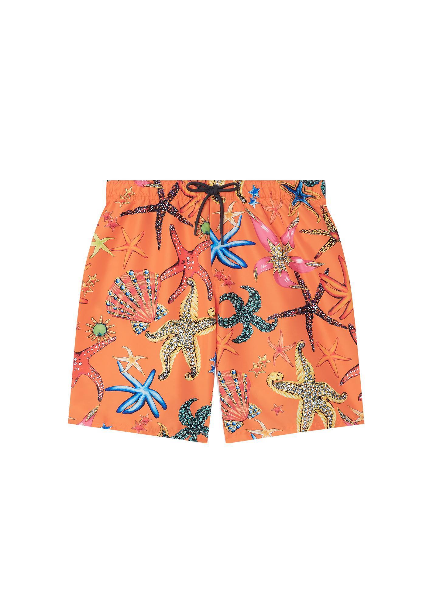 橘色印花泳褲 NT$13,000 VERSACE。(VERSACE提供)