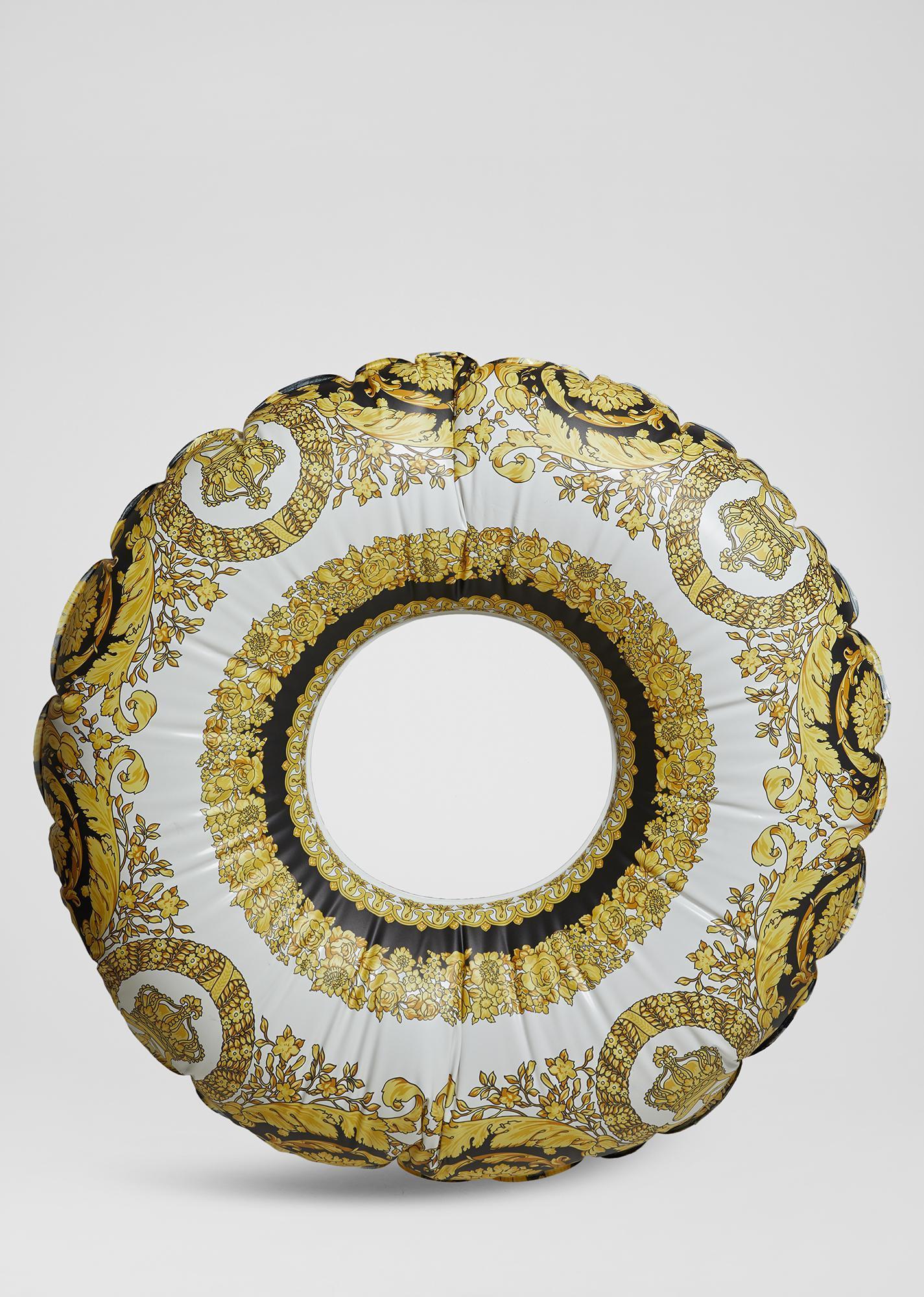 印花泳圈 NT$7,500 VERSACE。(VERSACE提供)