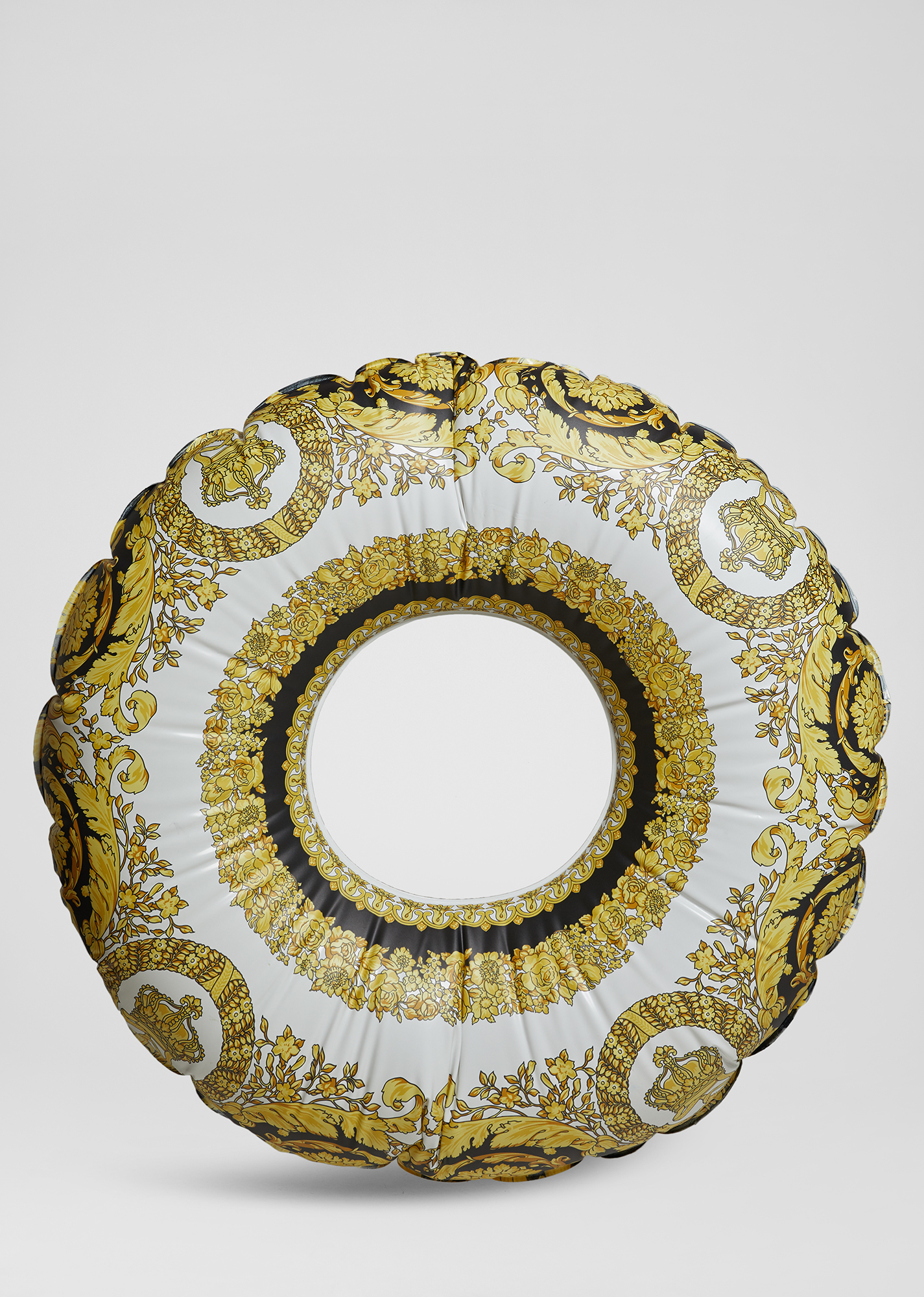 印花泳圈 NT$7,500 VERSACE。（VERSACE提供）
