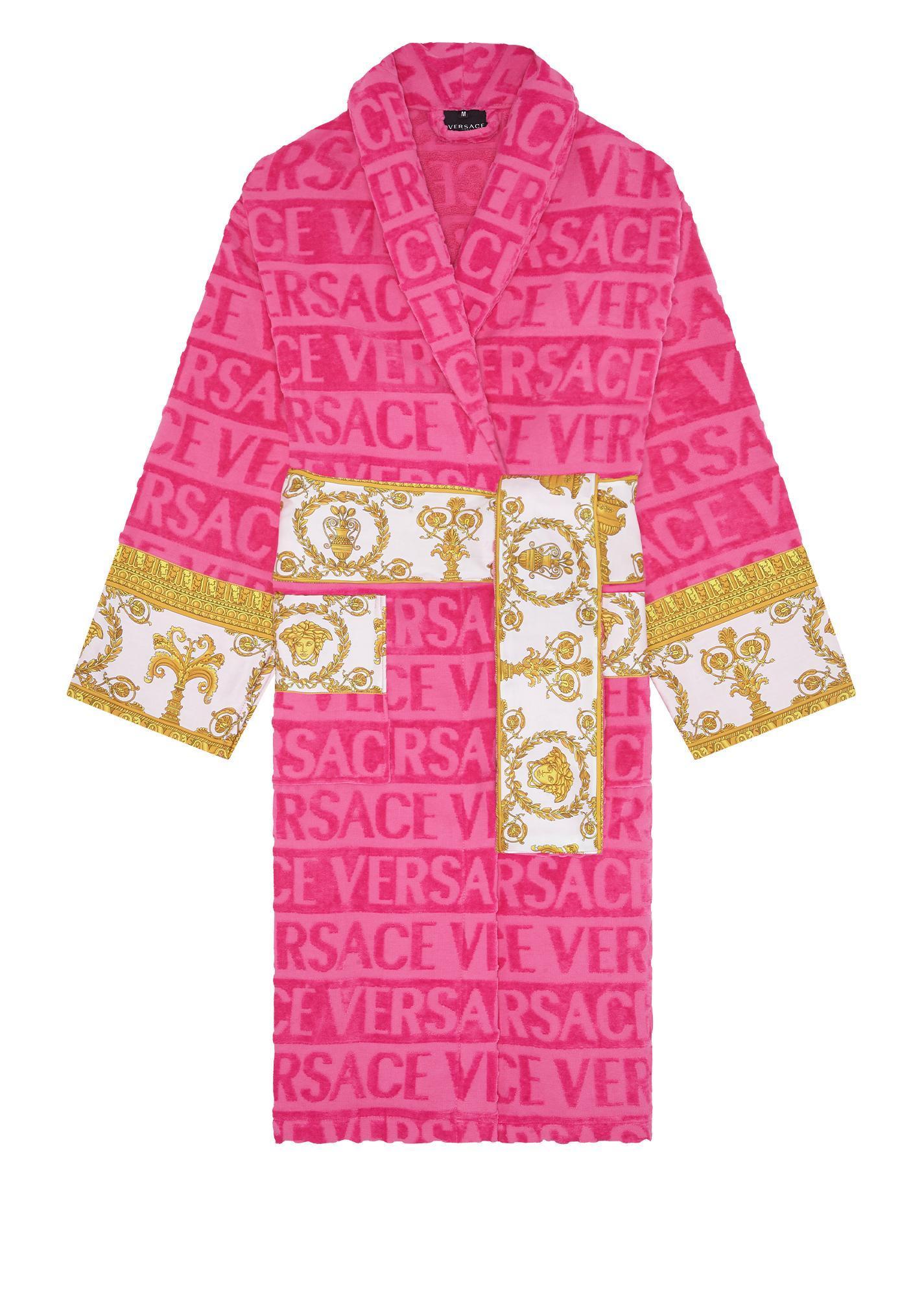 粉色浴袍 NT$16,500 VERSACE。(VERSACE提供)