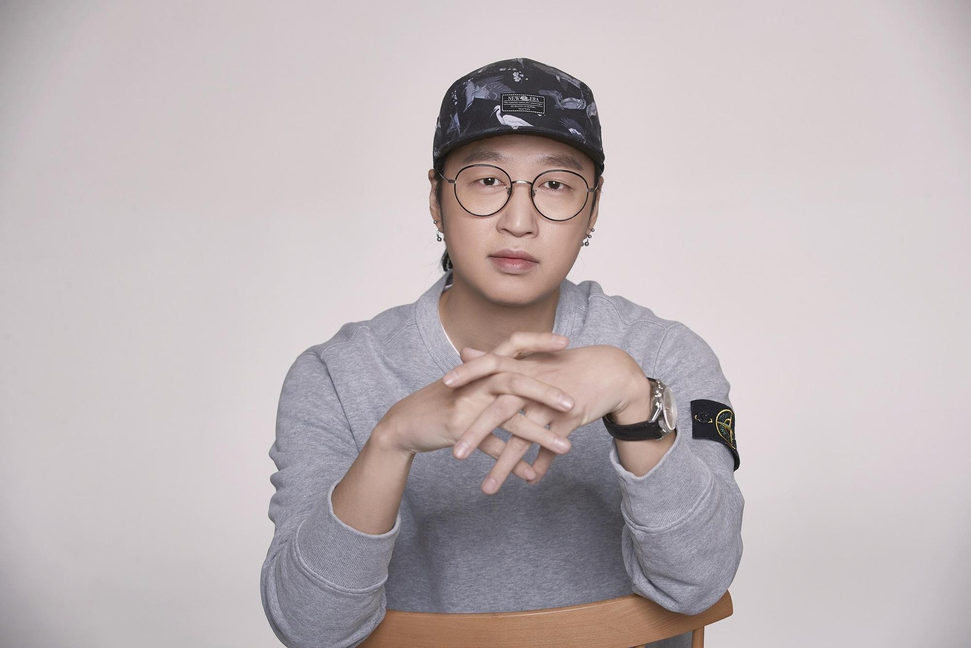 漫畫家HUN入行20多年,前後有多部作品都被翻拍成戲劇。(Kakao Entertainment提供)