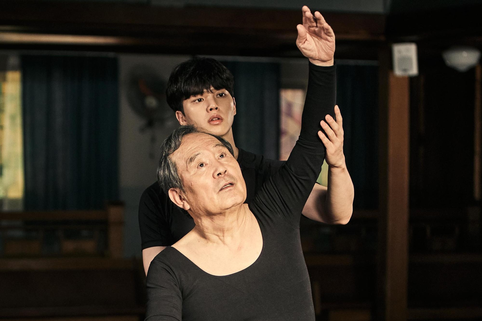 連續劇《如蝶翩翩》中宋江(後)飾演一名芭蕾天才少年,教導朴仁煥舞技。(Netflix提供)