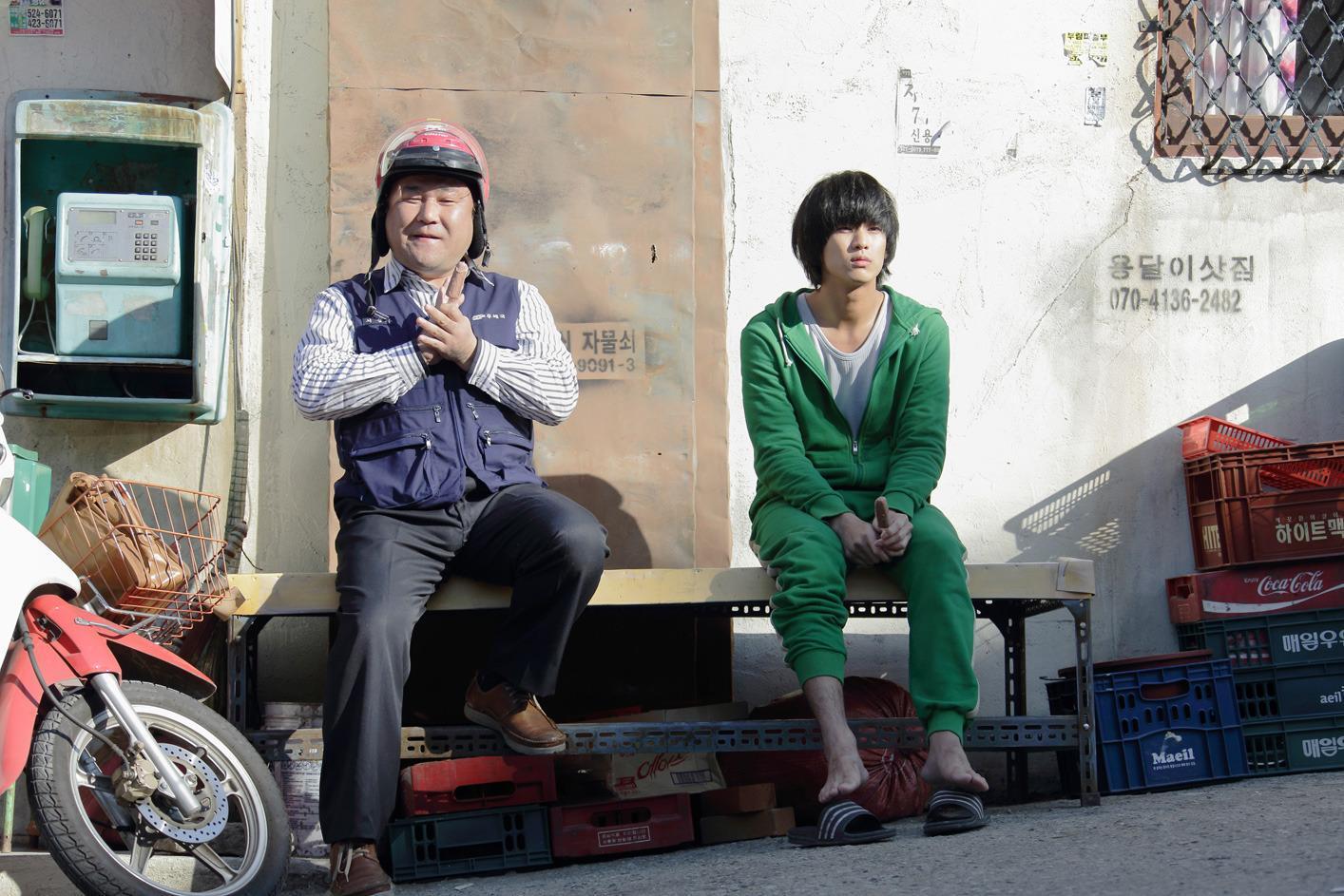 金秀賢(右)主演的《偉大的隱藏者》改編自同名網路漫畫家作品,在韓國寫下票房佳績。(翻攝自Daum Movie)
