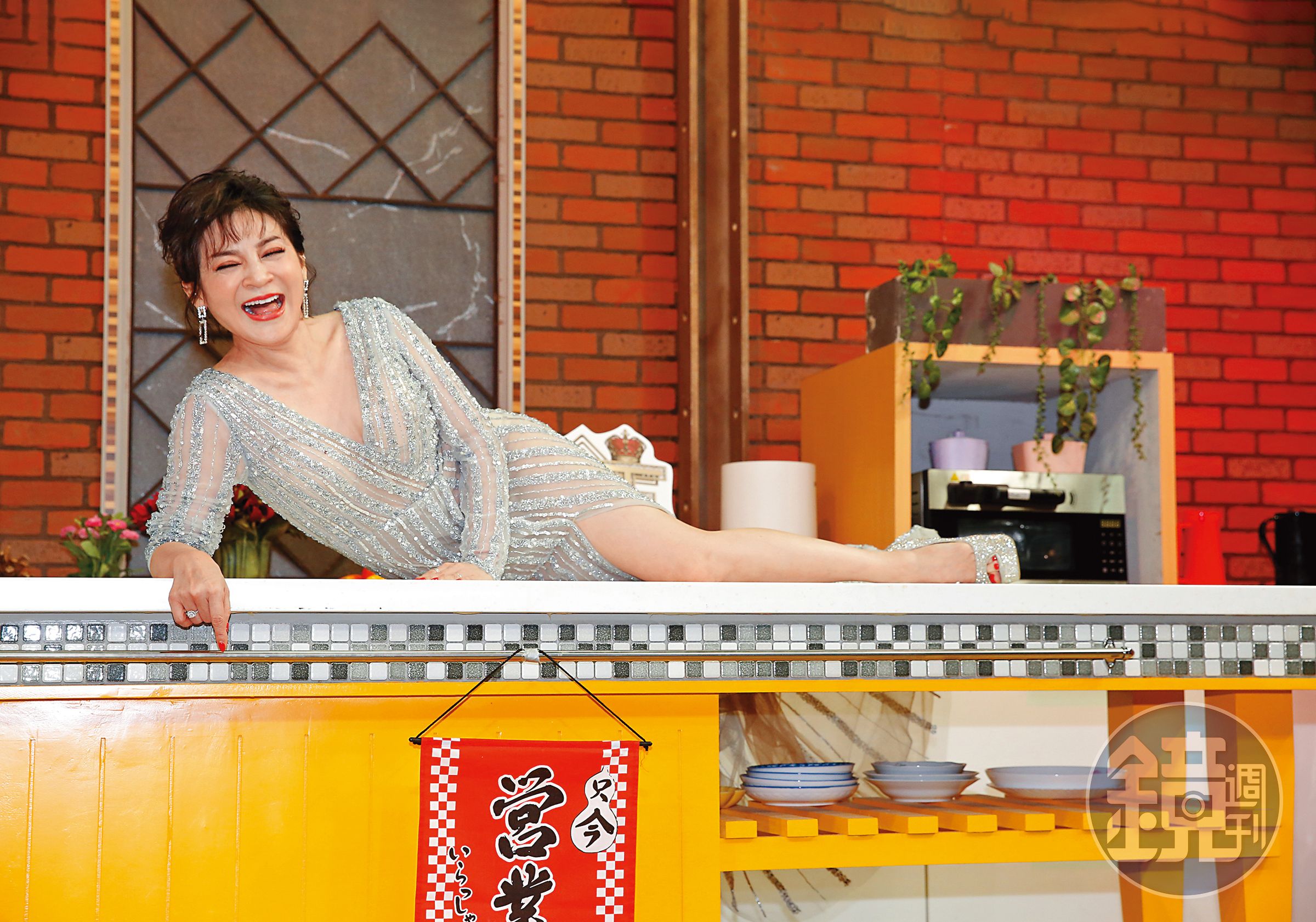 王彩樺沒架子、為了宣傳節目，露腿橫躺也不以為意。