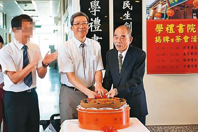 健行科大董事長彭壽春(右)及他的兒子彭三榮等人,遭控把持校務,發包許多無謂的工程。(翻攝健行科大官網)