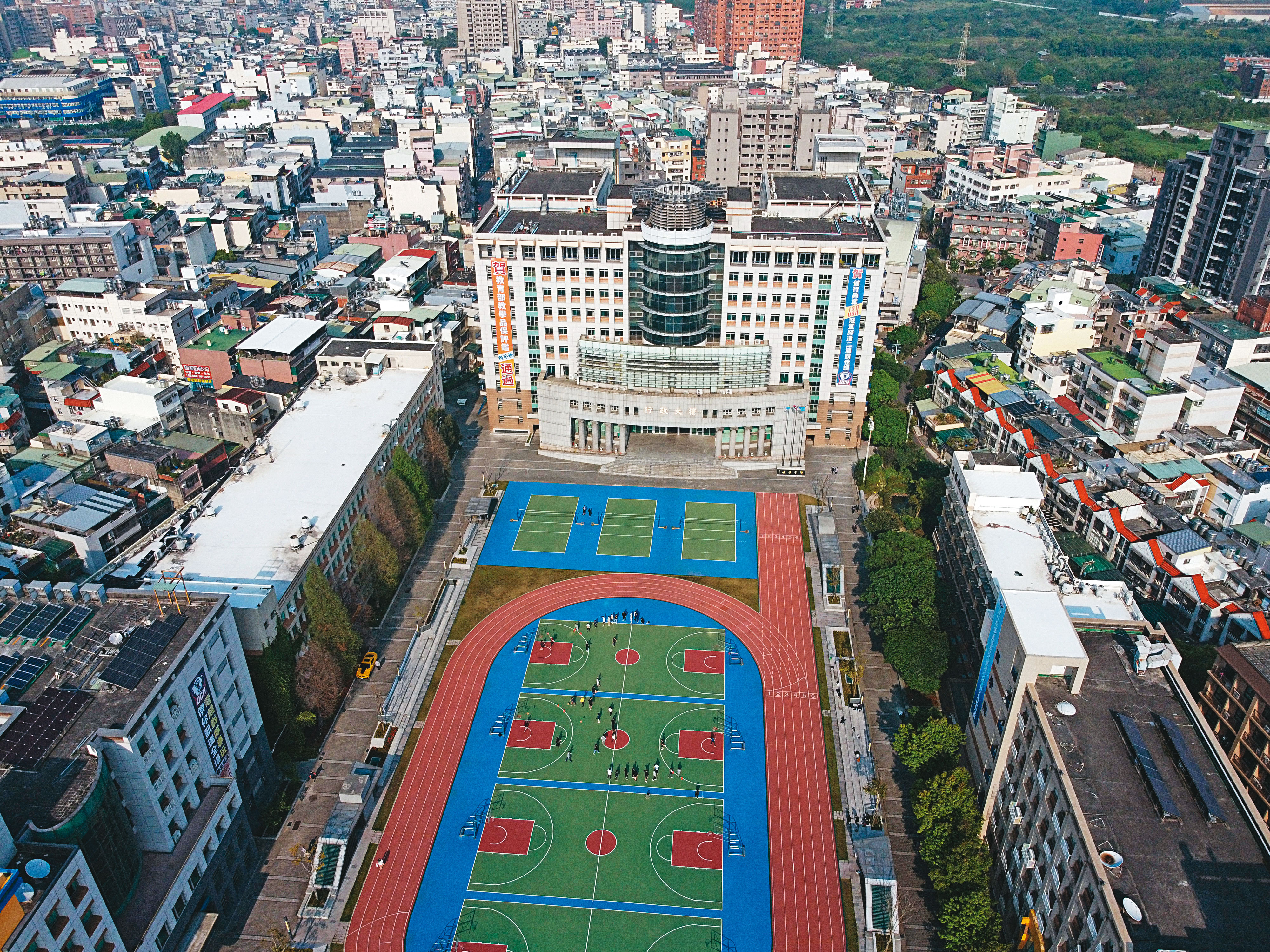 位於桃園中壢、擁有萬名師生的健行科大，爆發董事長家族涉嫌掏空。