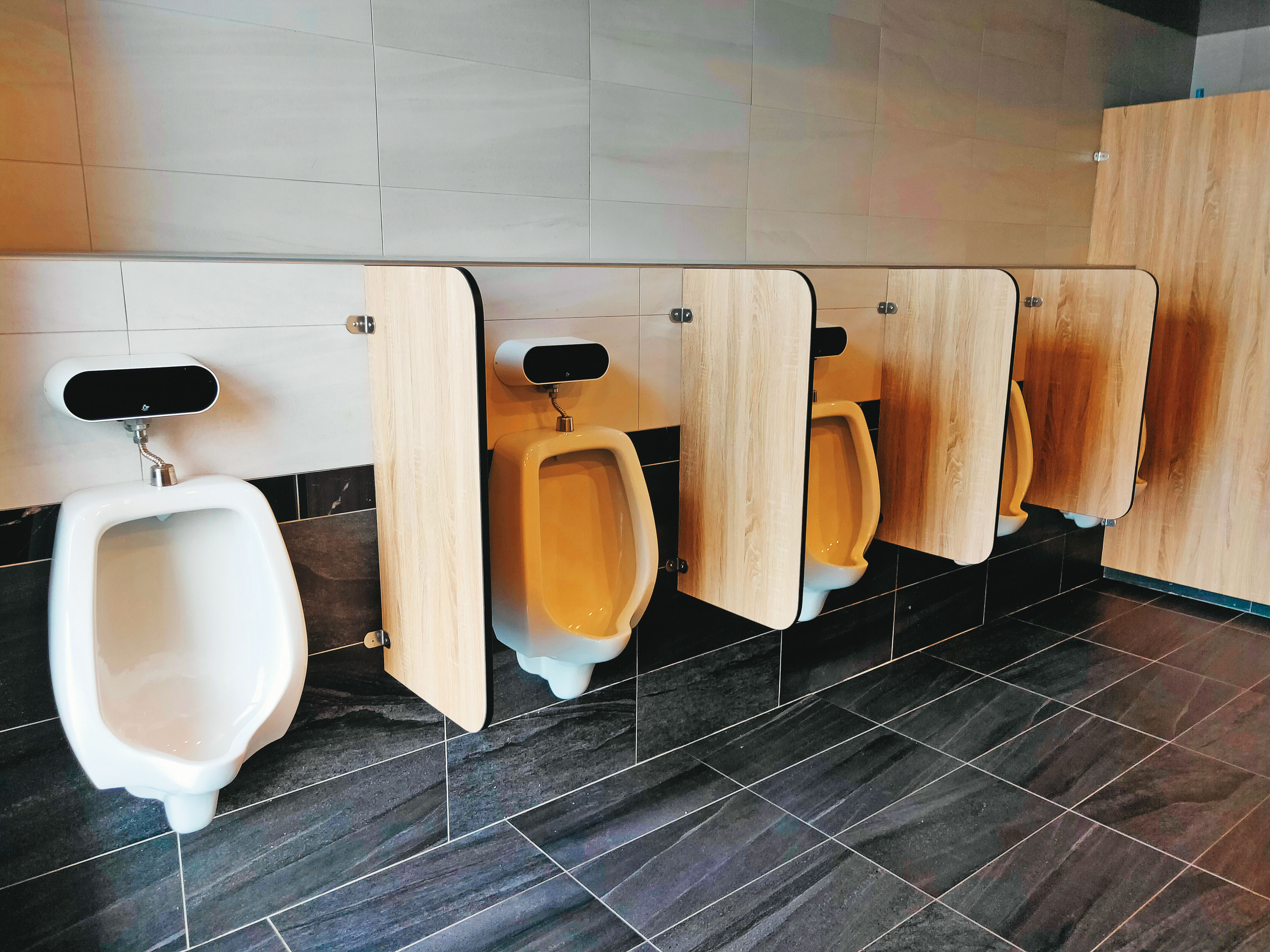 健行科大老師指控，校方挪用經費整建廁所及相關工程，耗費近億元。