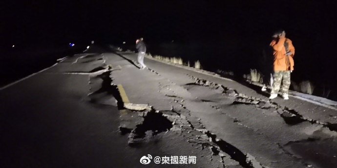 中國雲南、青海都發生強震，目前搜救進行中。（翻攝自央視微博）