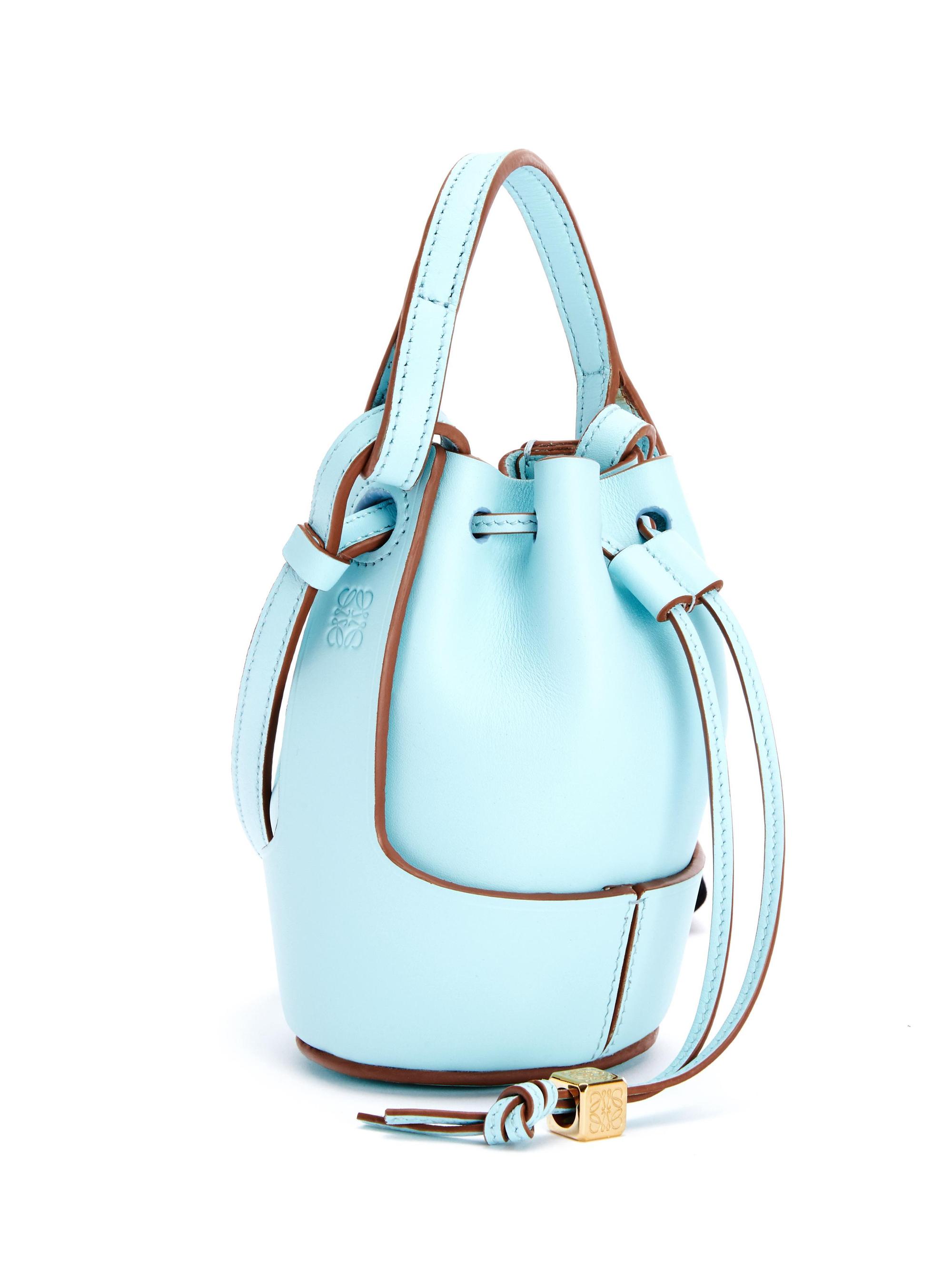 Balloon nano水藍色納帕小牛皮索繩水桶包。NT$45,000。(LOEWE提供)