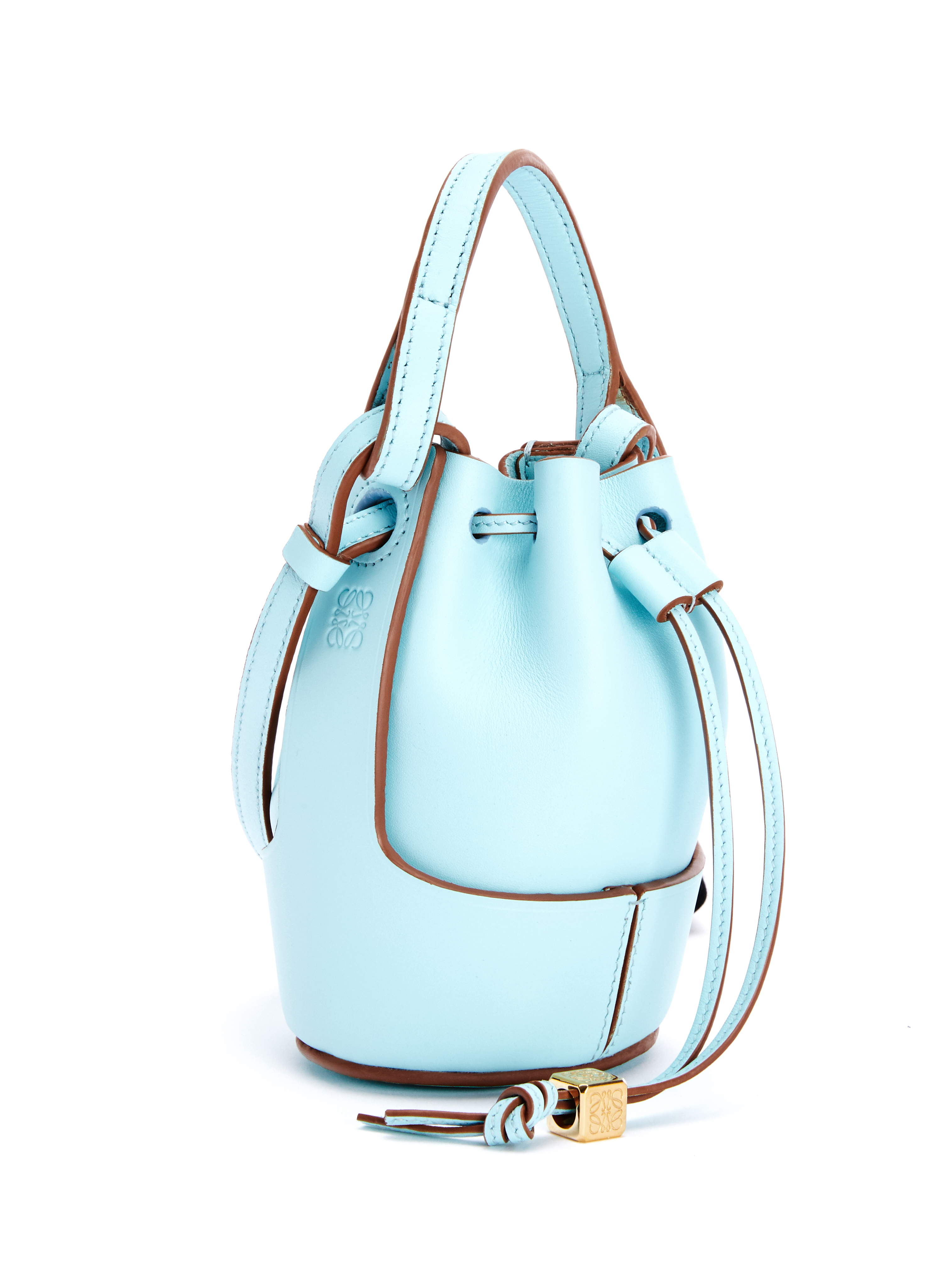 Balloon nano水藍色納帕小牛皮索繩水桶包。NT$45,000。（LOEWE提供）