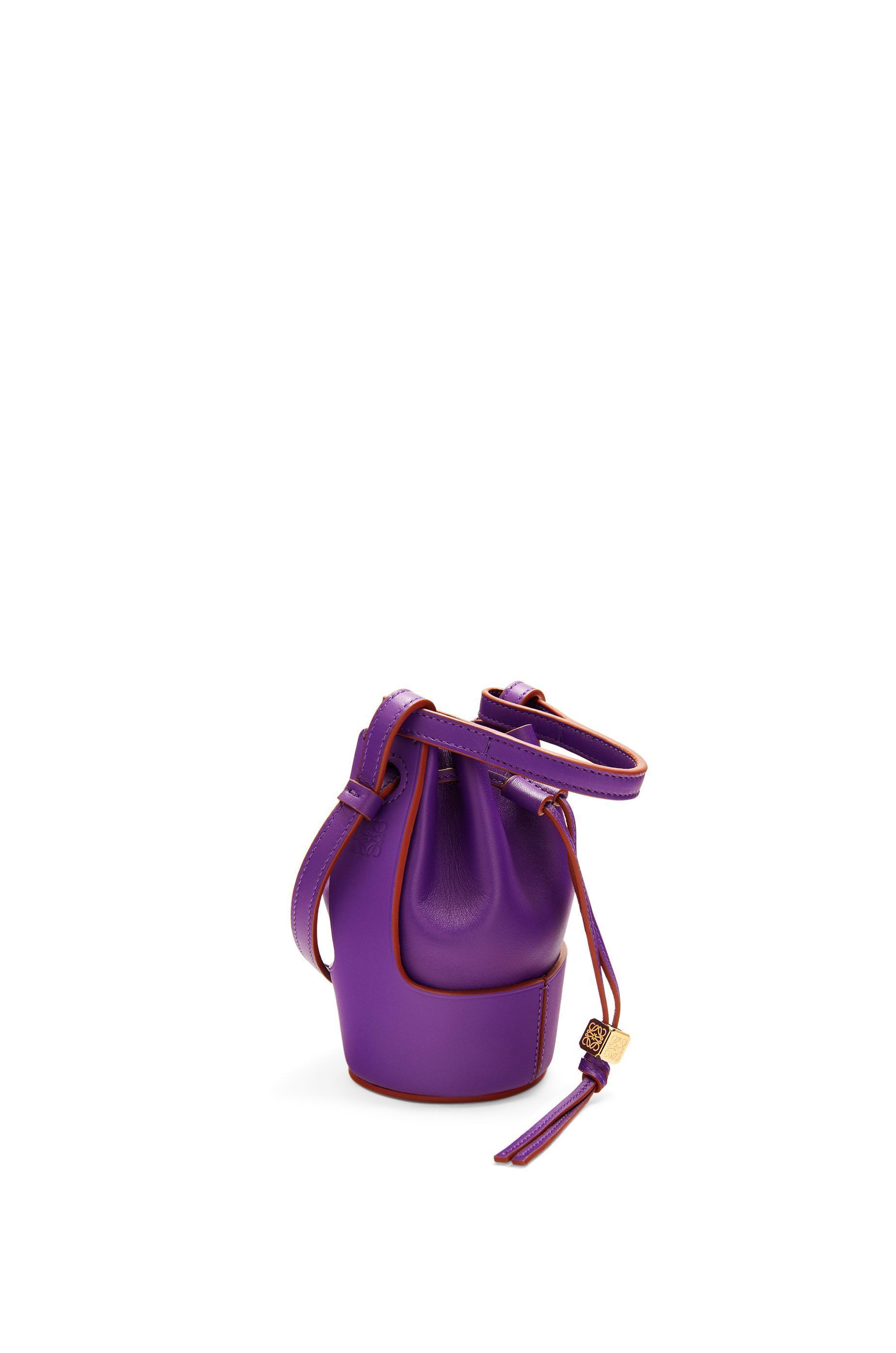 Balloon nano紫色納帕小牛皮索繩水桶包。NT$45,000。(LOEWE提供)