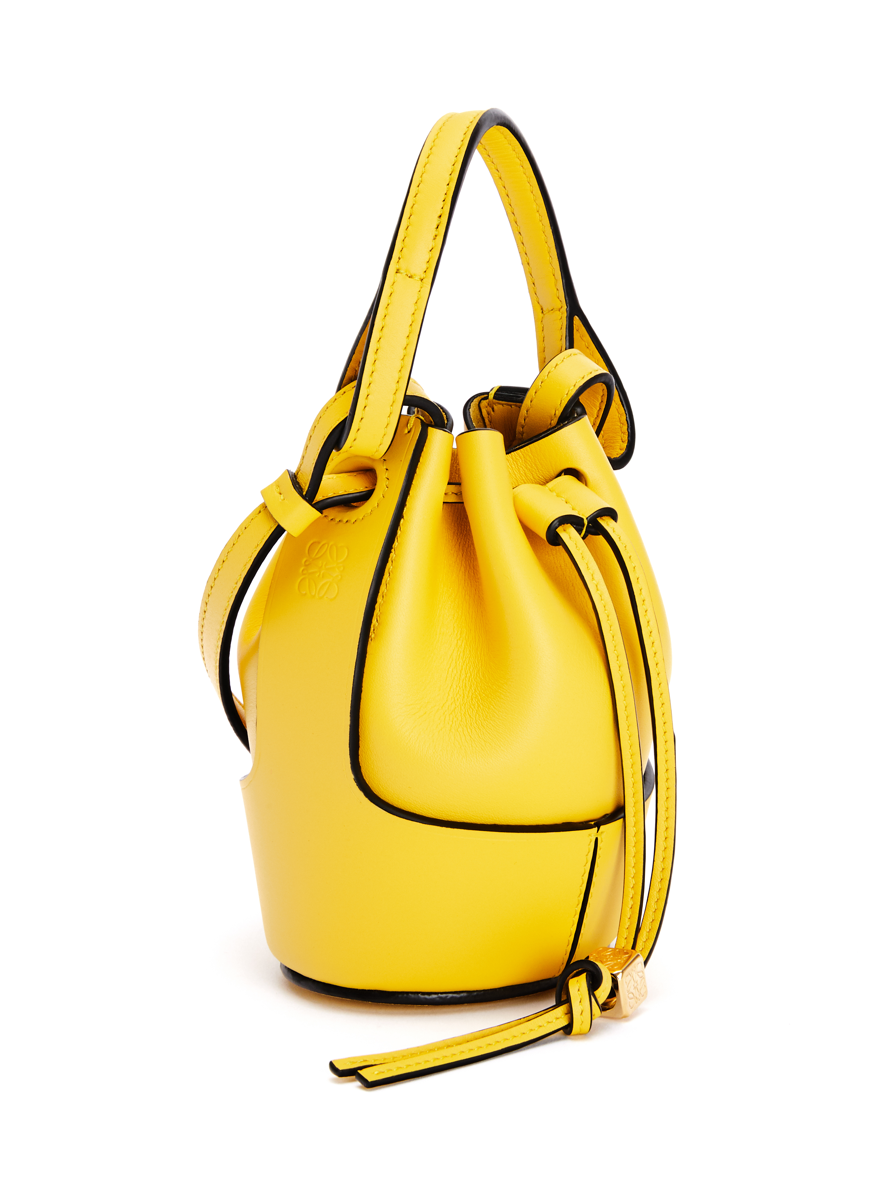 Balloon nano黃色納帕小牛皮索繩水桶包。NT$45,000。（LOEWE提供）