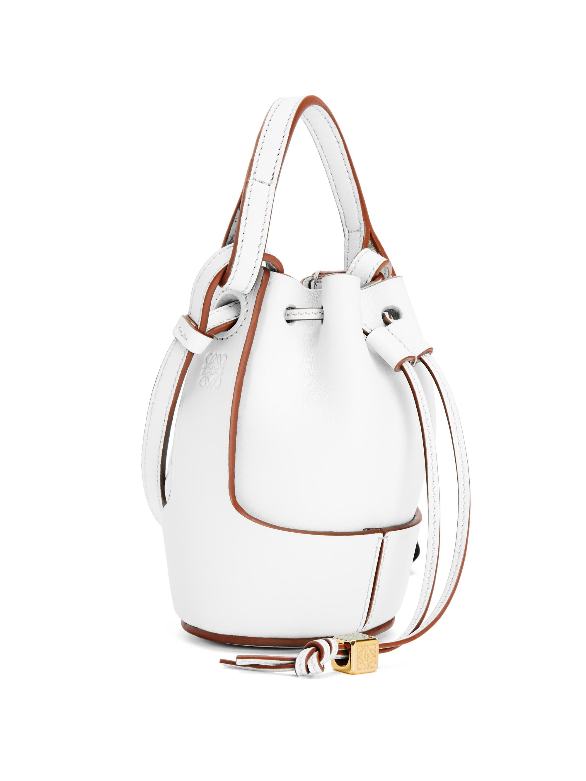 Balloon nano柔和白納帕小牛皮索繩水桶包。NT$45,000。(LOEWE提供)