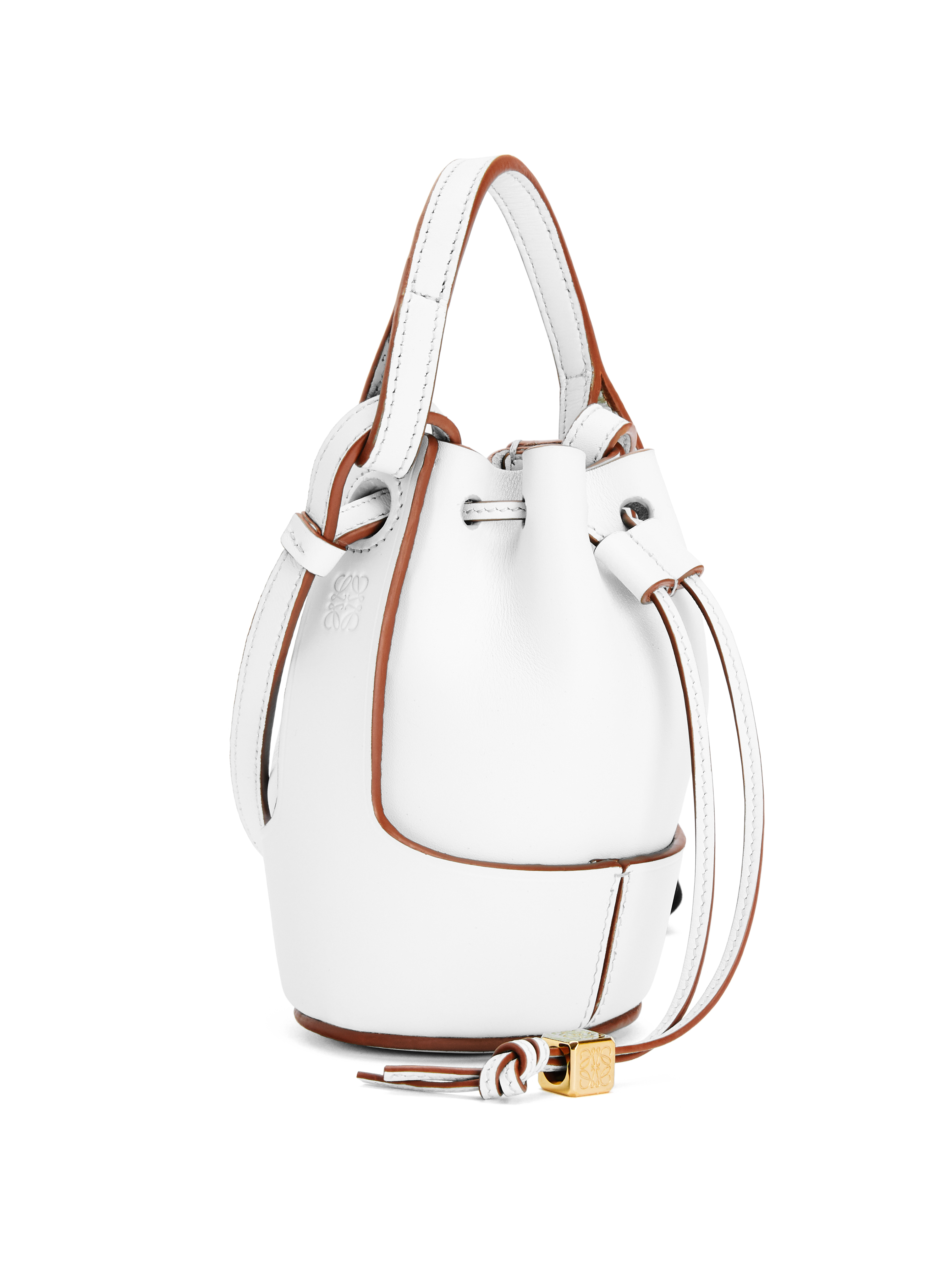 Balloon nano柔和白納帕小牛皮索繩水桶包。NT$45,000。（LOEWE提供）
