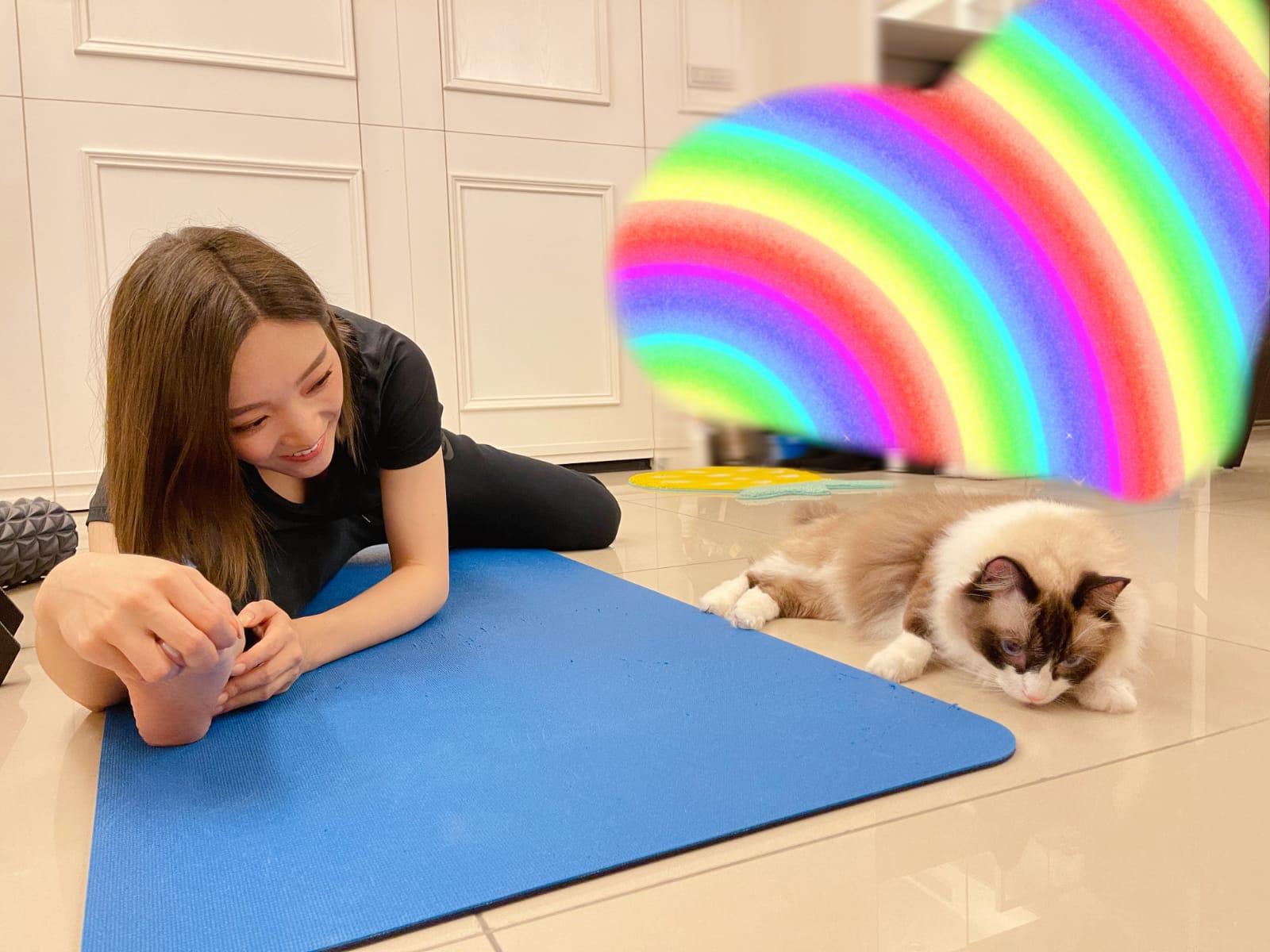 面對嚴峻疫情，閻奕格抱持正面樂觀的心情，表示在艱難的時刻，總是可以看到朋友之間互相幫助。也非常感謝在一線的醫療人員。（華研提供）