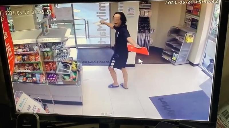 新北一名男子進超商不戴口罩，遭店員勸導反上演「中和方唐鏡」戲碼。（翻攝自蔡阿嘎臉書）