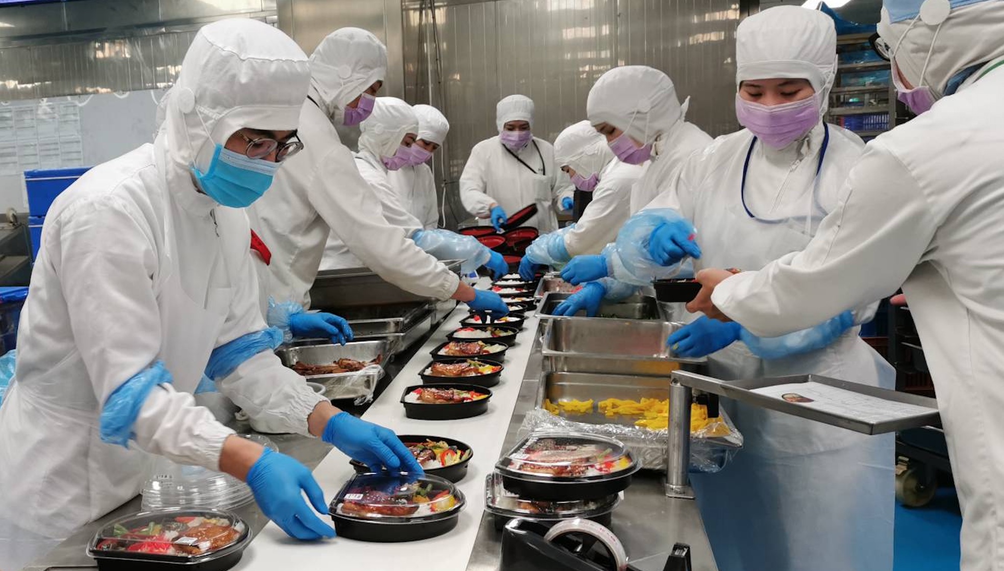 中保集團旗下復興空廚，即日起每天捐600個愛心便當給北市醫護人員，時間長達30日。（中保科技提供）