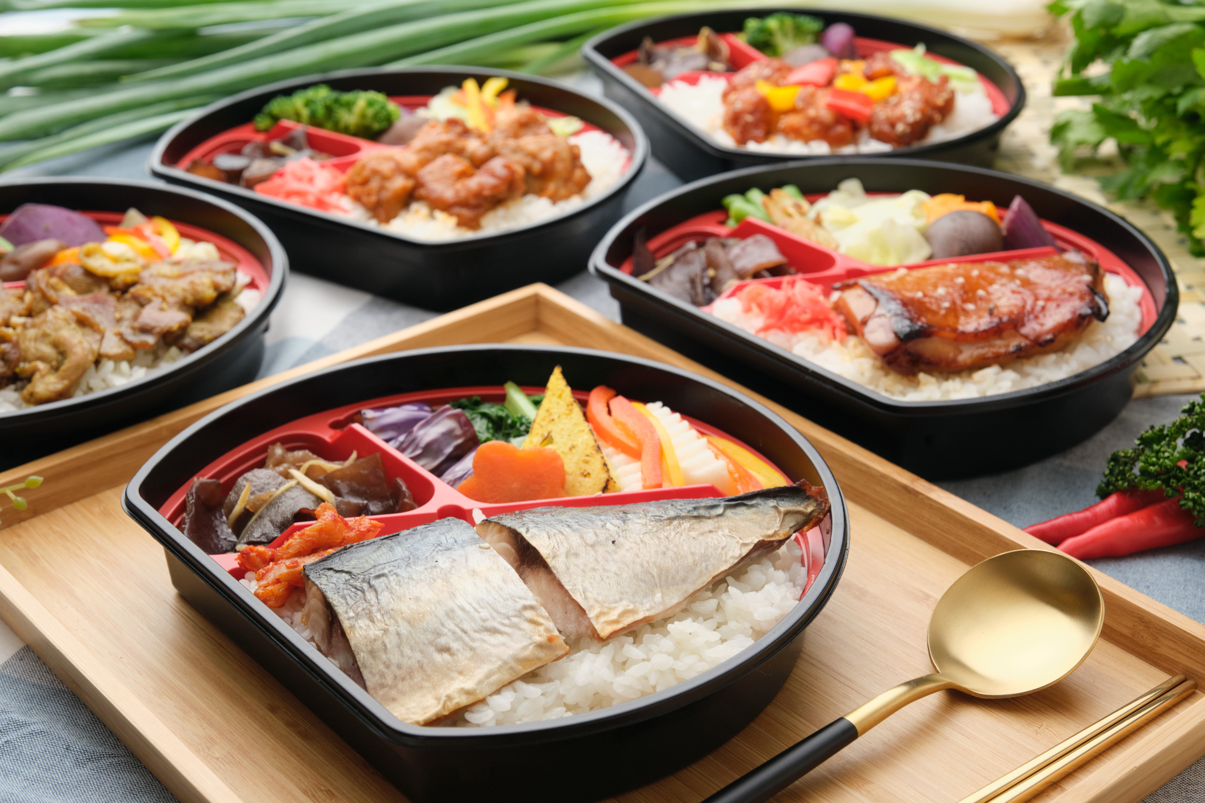 中保科技集團宣布，即日起提供一個月內，每日提供6百個集團旗下復興空廚愛心便當給台北市醫護人員，總共1.8萬個便當替醫護人員打氣。（中保科提供）