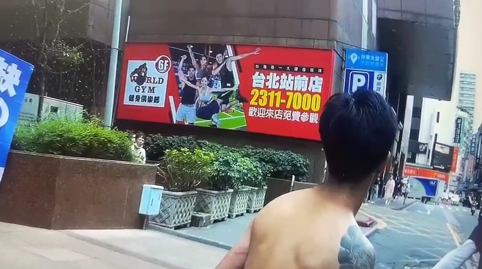 疫情當下林姓男子不戴口罩在台北車站周遭裸奔還跑給警察追。（翻攝畫面）