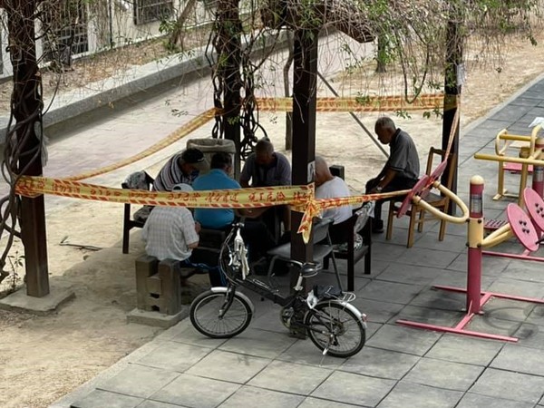 台中大里6名老人無視防疫規定，不戴口罩闖入涼亭下棋。（翻攝自大里人聊天室）