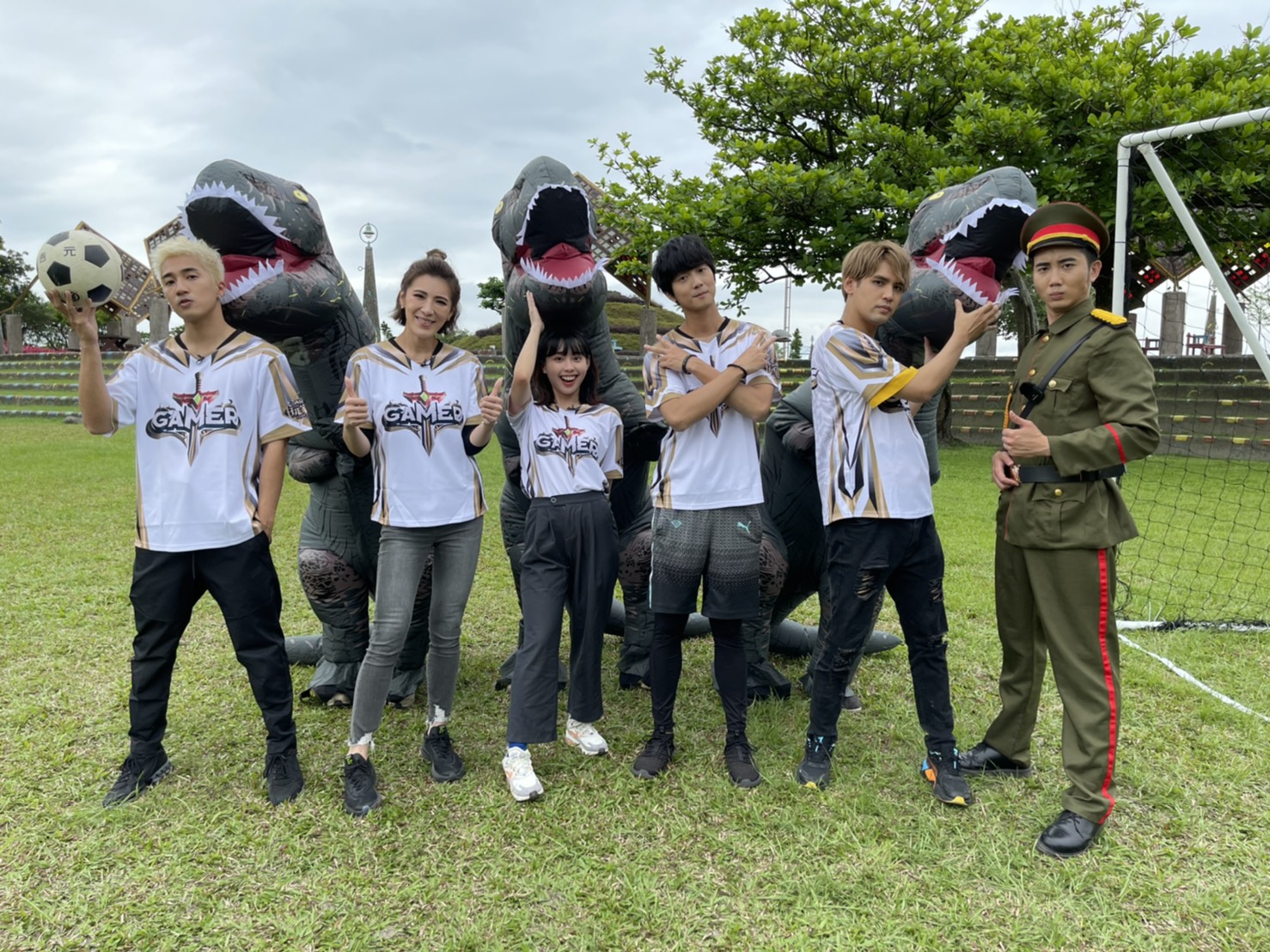 每週日晚上七點播出的電玩真人版外景遊戲節目《CARRY吧　玩家們》23日由小禎、陳零九、婁峻碩、許書豪與李芷婷前進宜蘭。（衛視中文台提供）