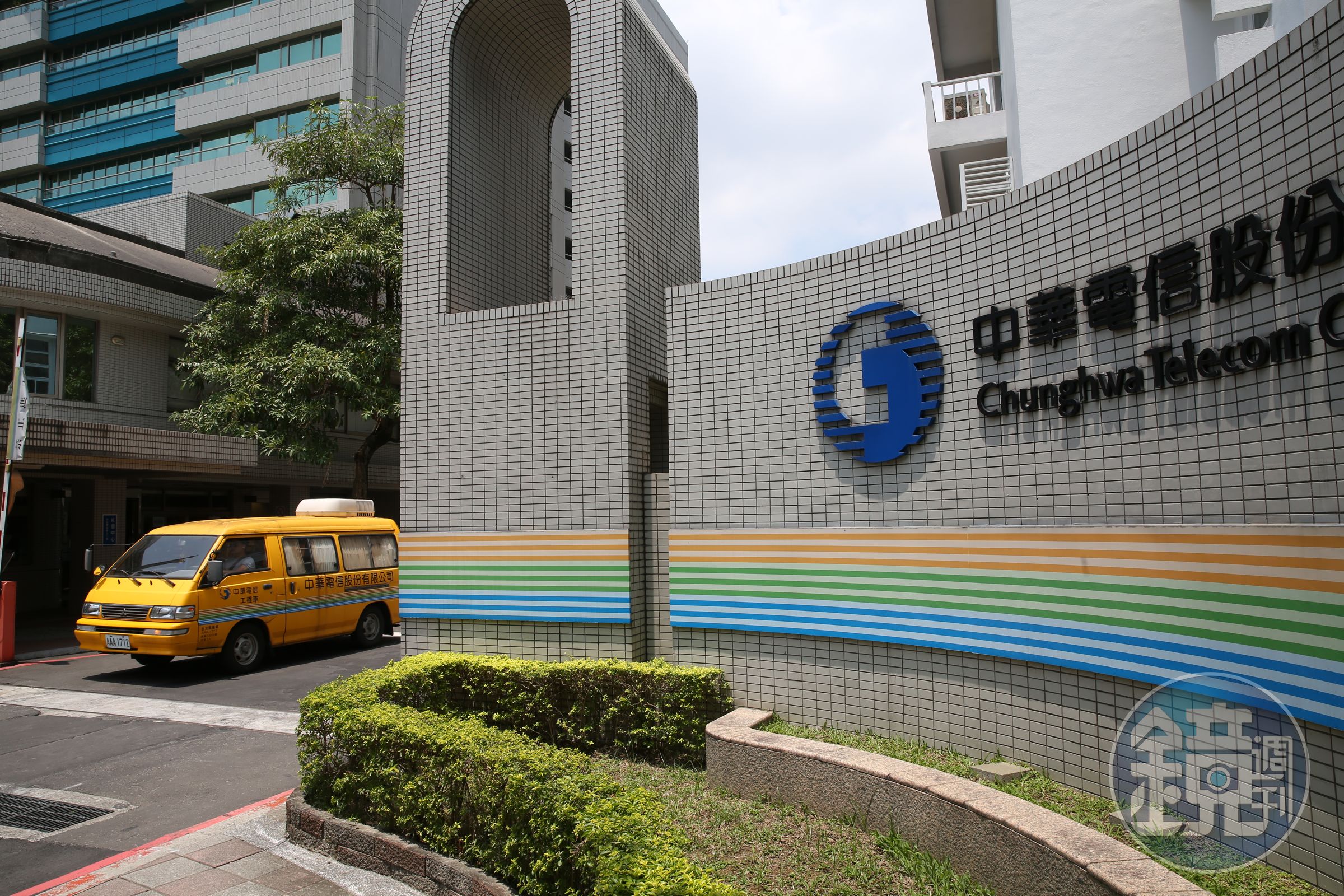 中華電證實台北愛國東路行動通信大樓內勤員工染疫。