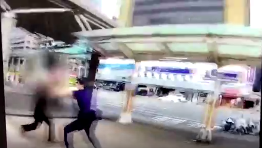  嫌犯持開山刀朝執勤員警走來。（中正一分局提供）
