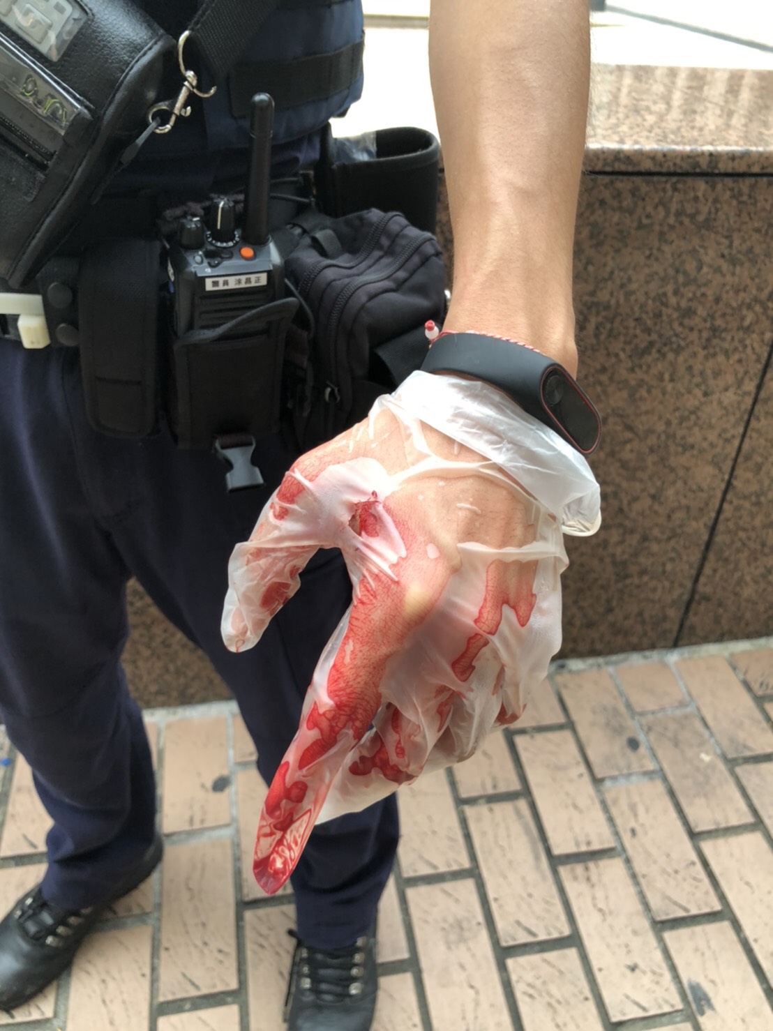 涂姓員警手掌被劃傷。（中正一分局提供）