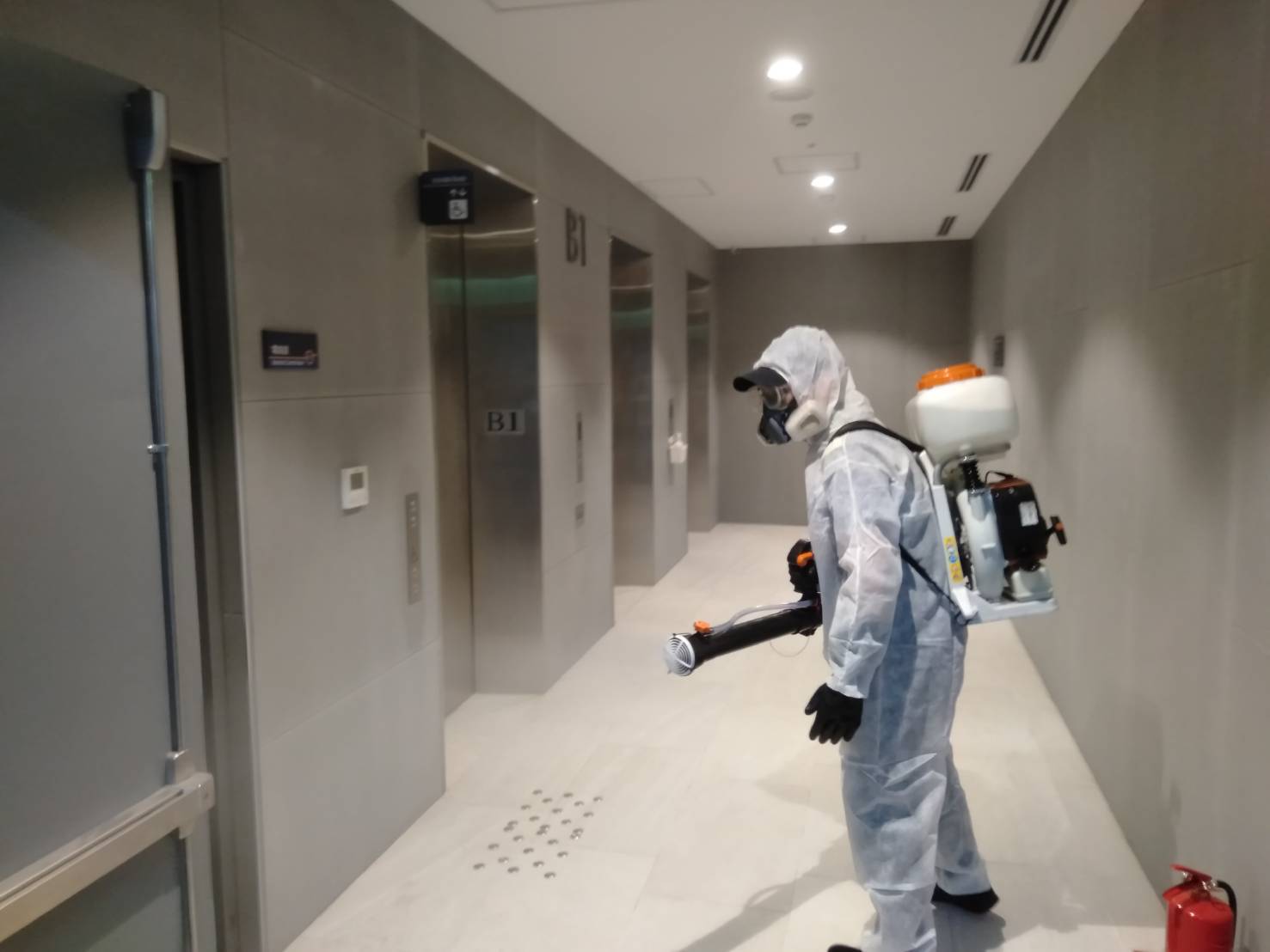 台北市刑大一名小隊長確診，單位進行內部清消。（台北市刑大、文山一分局提供）