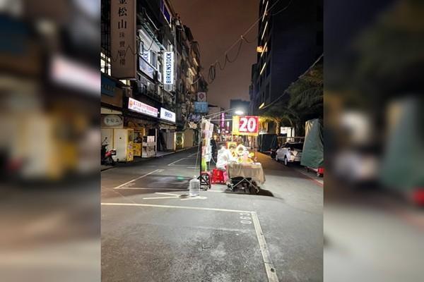 昔日熱鬧的饒河夜市晚上情況,引發網友熱烈討論。(翻攝自臉書「路上觀察學院」)