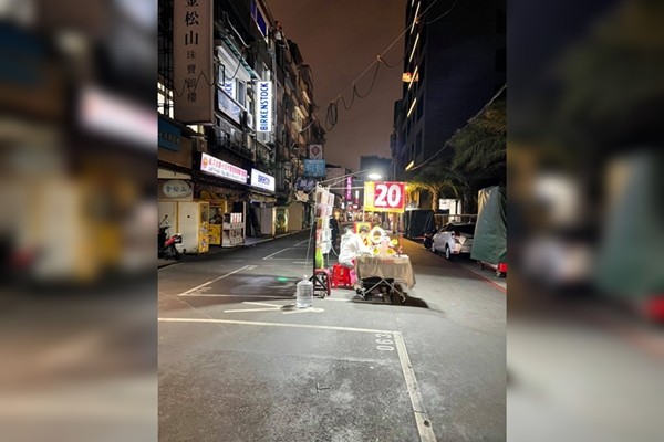 昔日熱鬧的饒河夜市晚上情況，引發網友熱烈討論。（翻攝自臉書「路上觀察學院」）