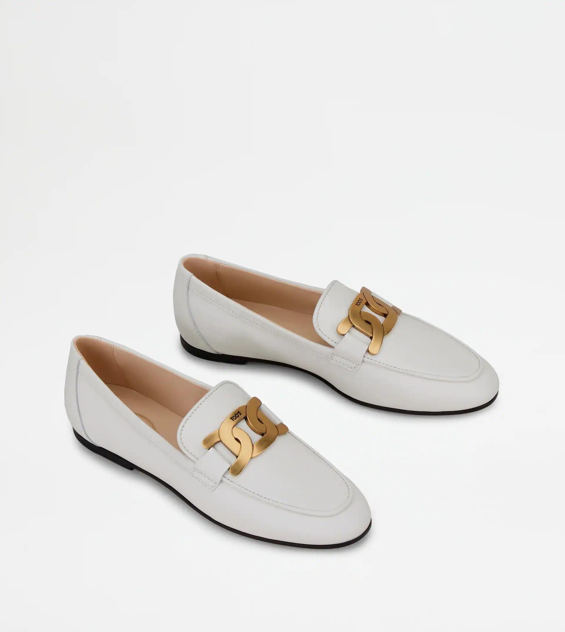 TOD'S KATE白色樂福鞋(女) 。NT$26,900(迪生提供)